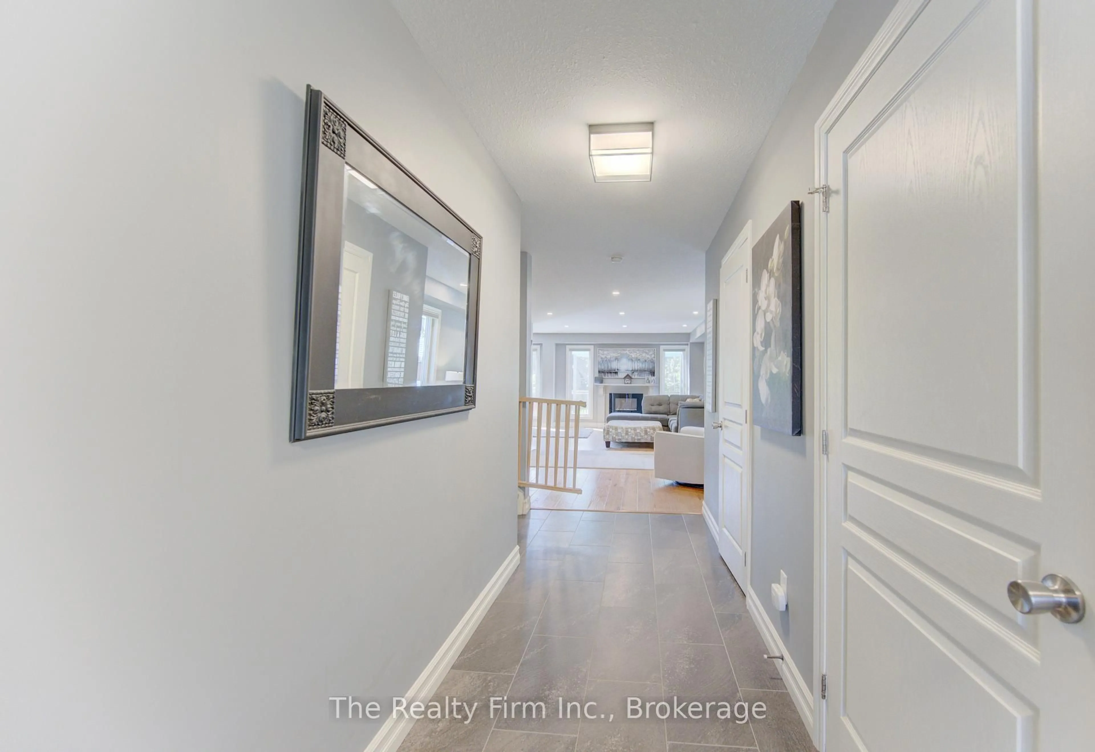 Indoor entryway for 475 Albert Ave, North Perth Ontario N4W 1V2
