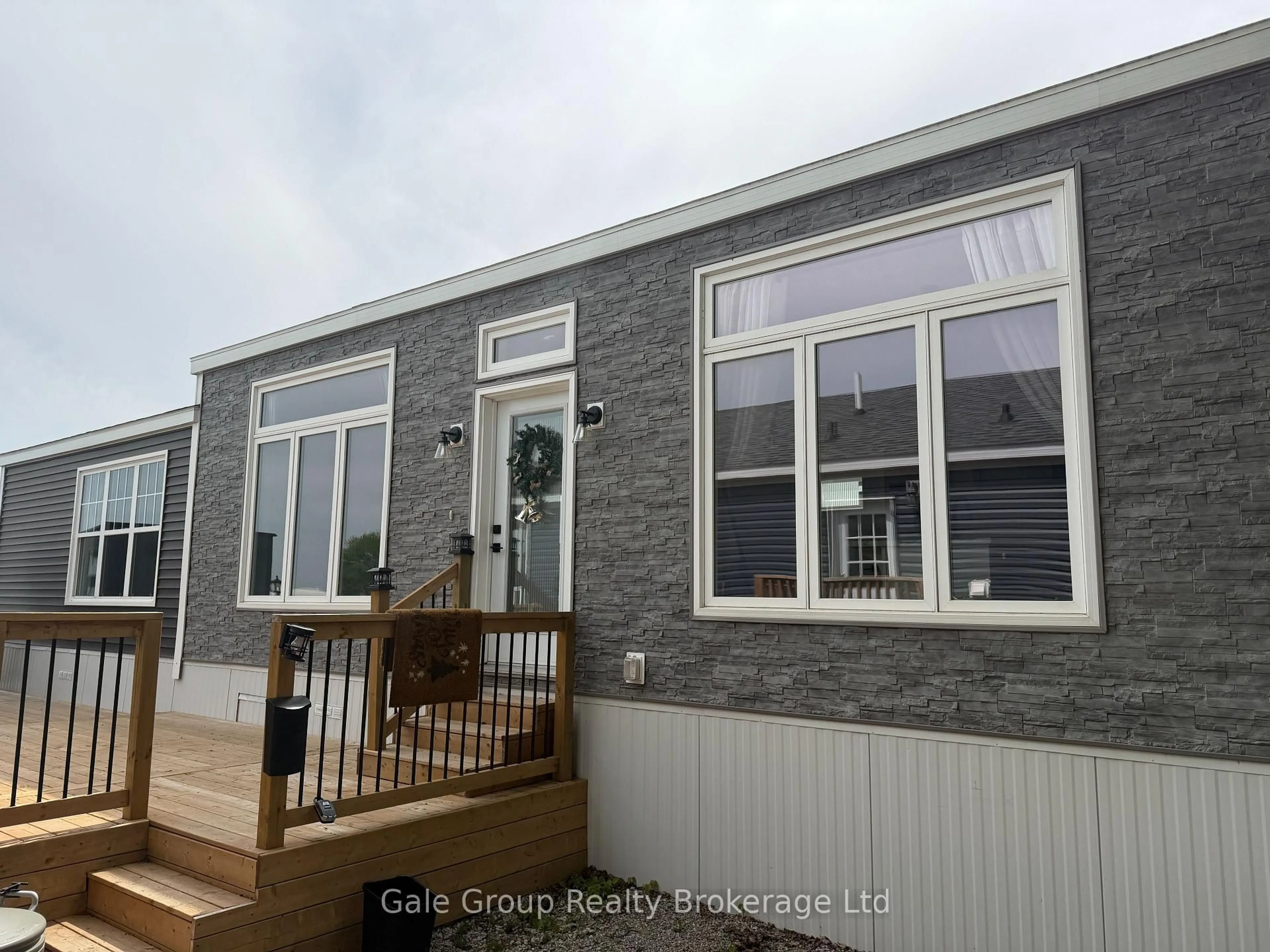 Home with vinyl exterior material, building for 99 Fourth Concession Rd #617, Brant Ontario N0E 1A0
