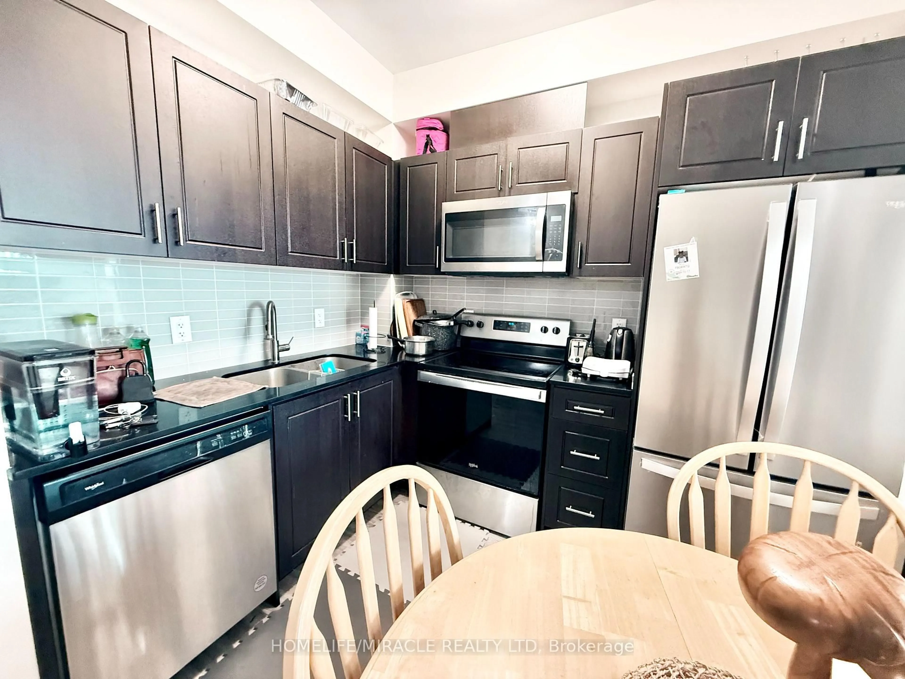 Standard kitchen, unknown for 128 King St #911, Waterloo Ontario N2J 0E9