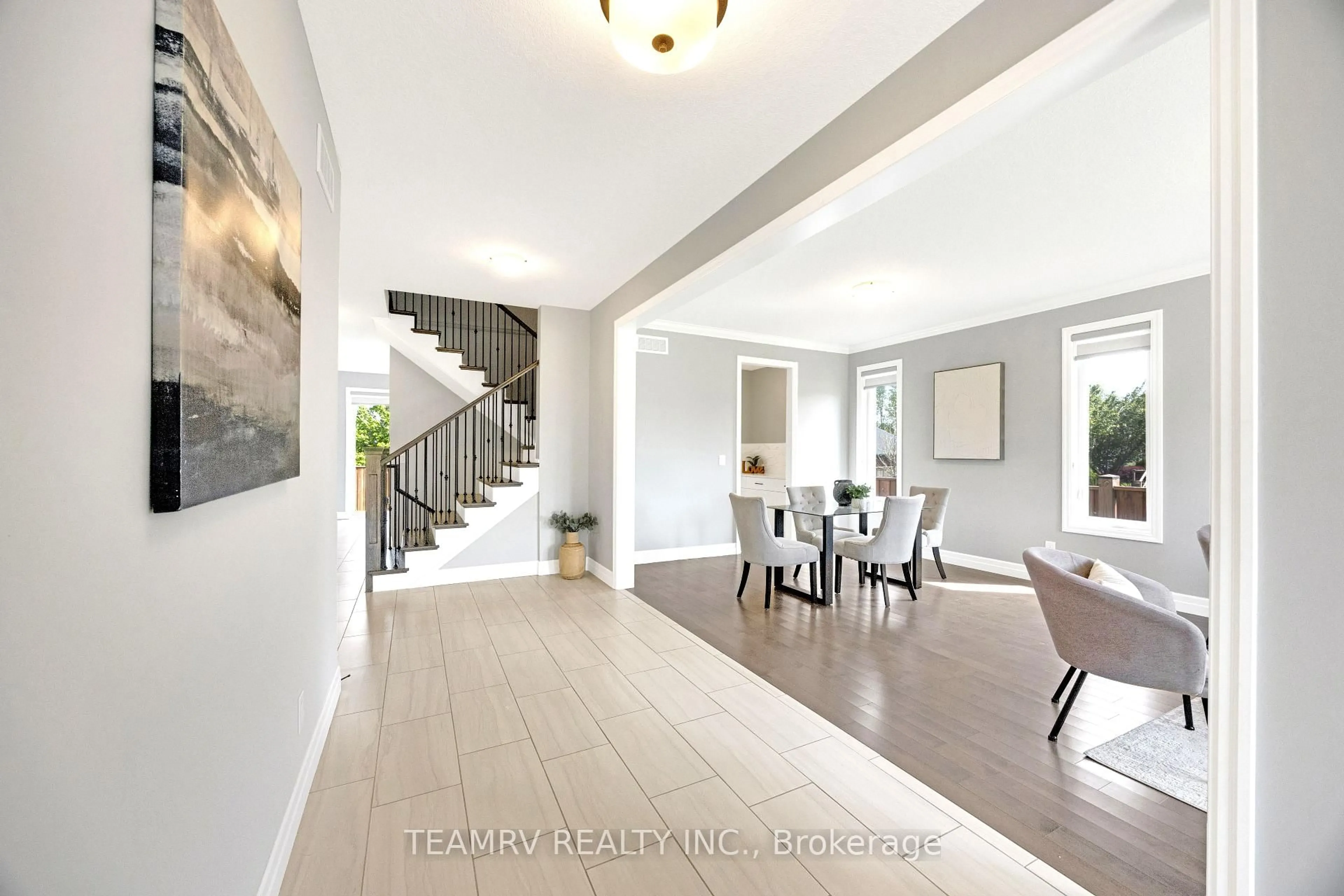 Indoor entryway for 8 Sycamore Dr, Tillsonburg Ontario N4G 5S3