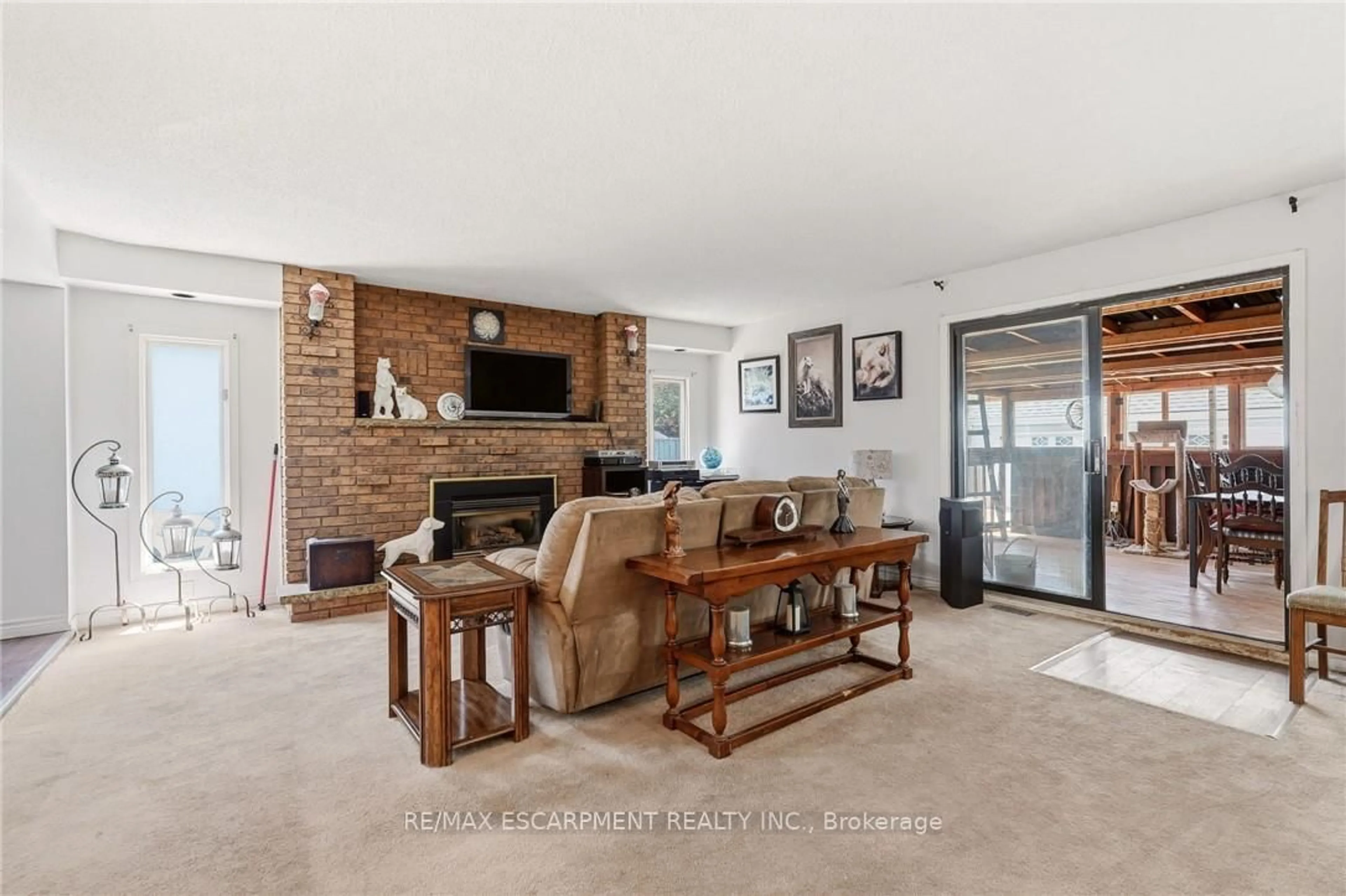 Living room with furniture, unknown for 191 Millen Rd, Hamilton Ontario L8E 2G4