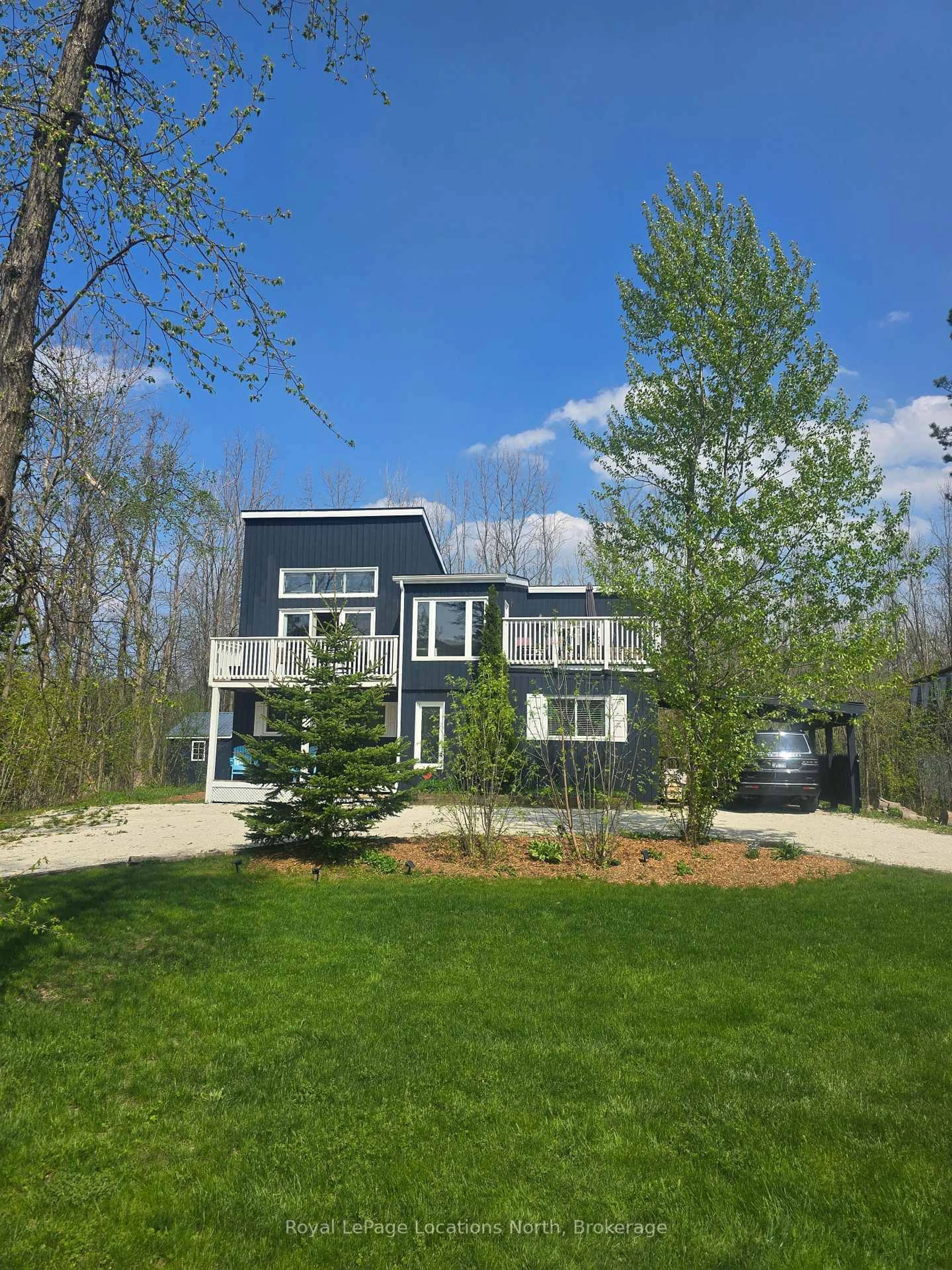 Home with vinyl exterior material, unknown for 111 Martin Grve, Blue Mountains Ontario L9Y 0N5