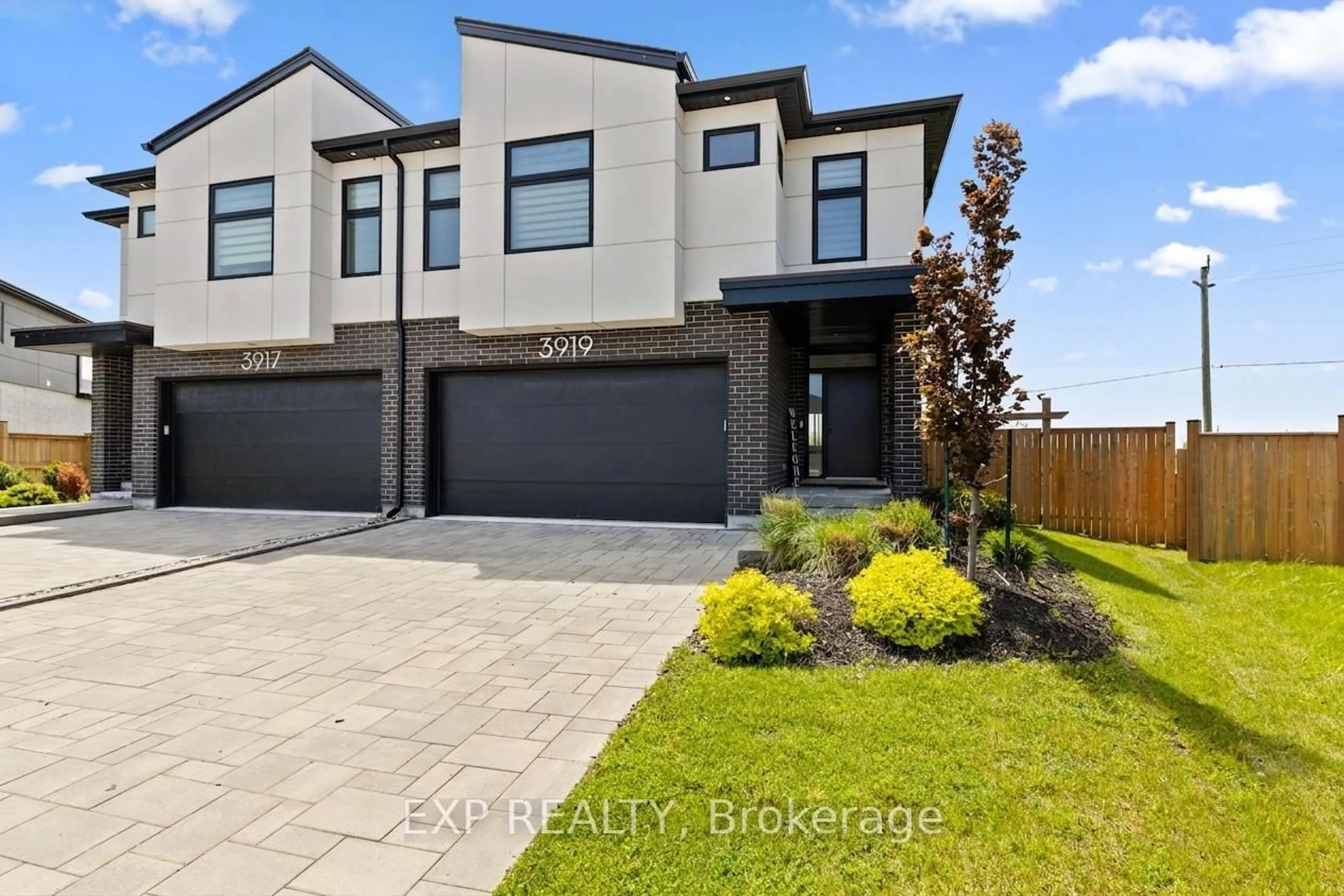 A pic from outside/outdoor area/front of a property/back of a property/a pic from drone, street for 3919 Mitchell Cres, Fort Erie Ontario L0S 1S0