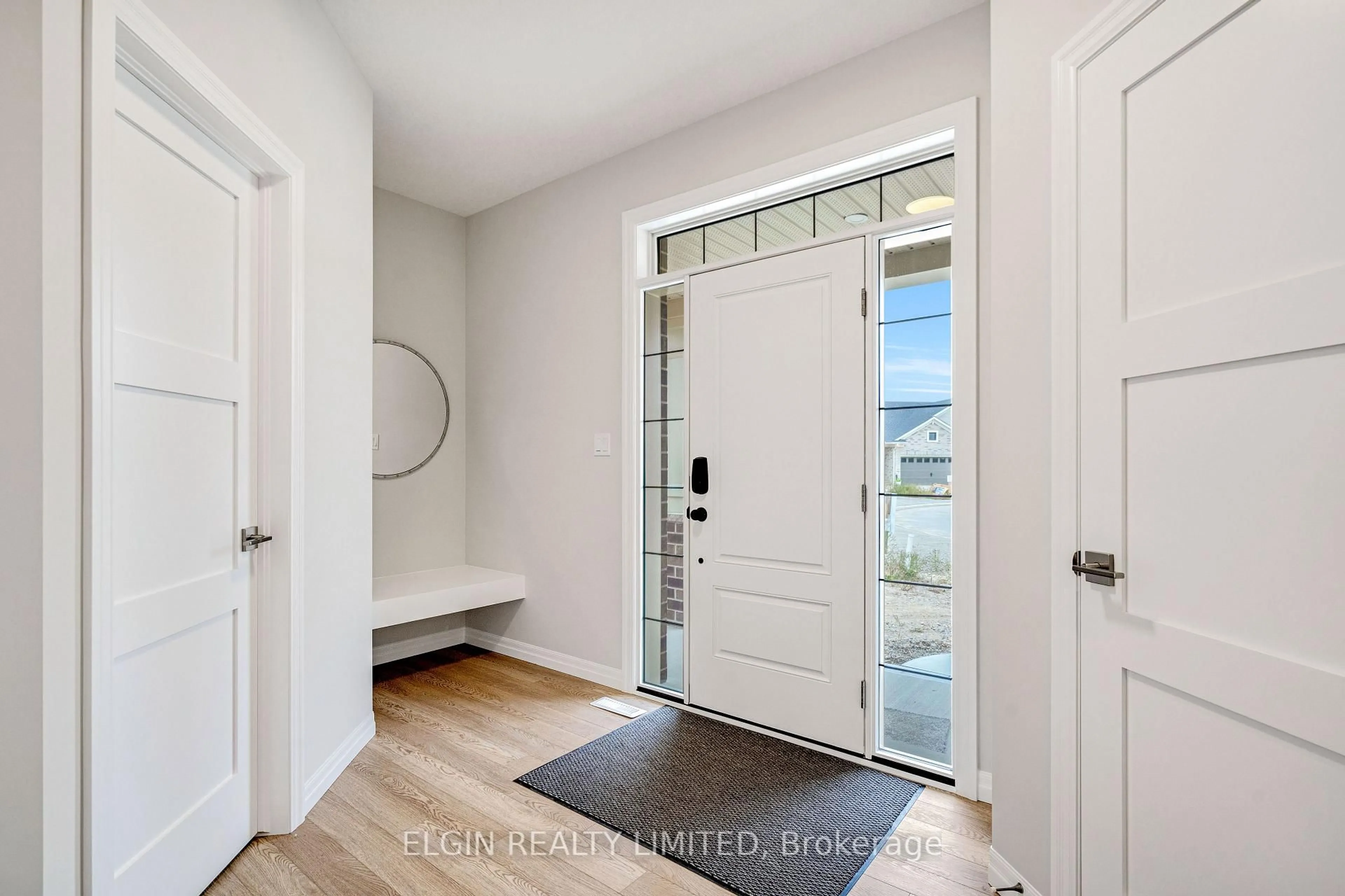 Indoor entryway for 8 Columbus Crt, Central Elgin Ontario N5P 0E5