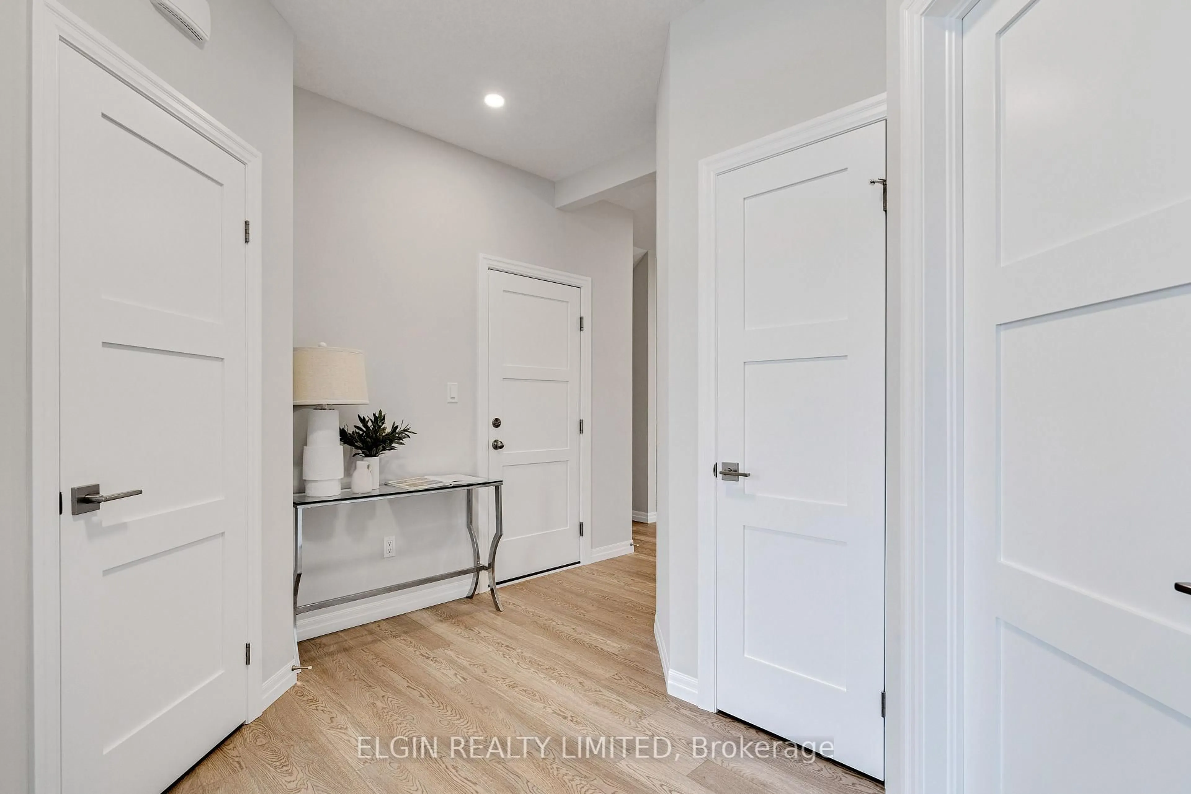 Indoor entryway for 8 Columbus Crt, Central Elgin Ontario N5P 0E5