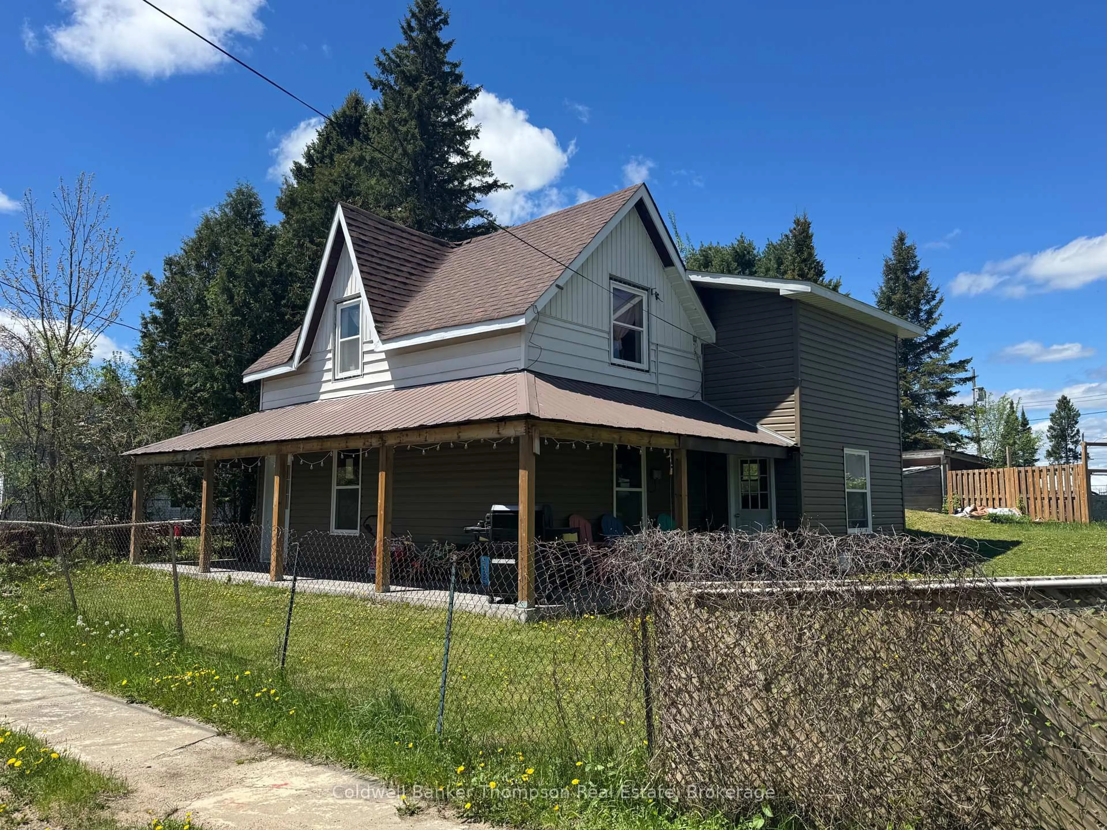 A pic from outside/outdoor area/front of a property/back of a property/a pic from drone, building for 5 Bay St, Magnetawan Ontario P0A 1P0