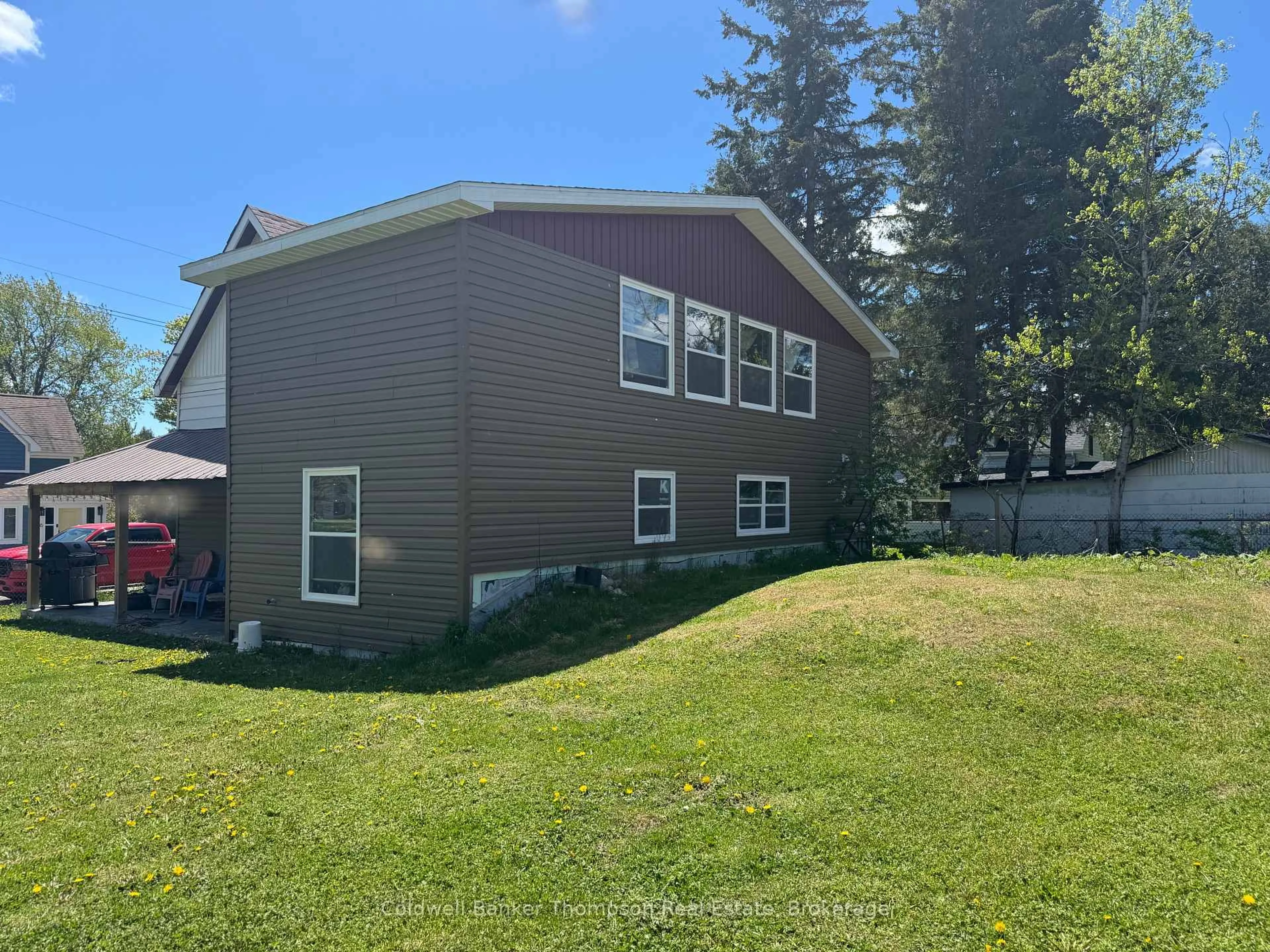 A pic from outside/outdoor area/front of a property/back of a property/a pic from drone, unknown for 5 Bay St, Magnetawan Ontario P0A 1P0