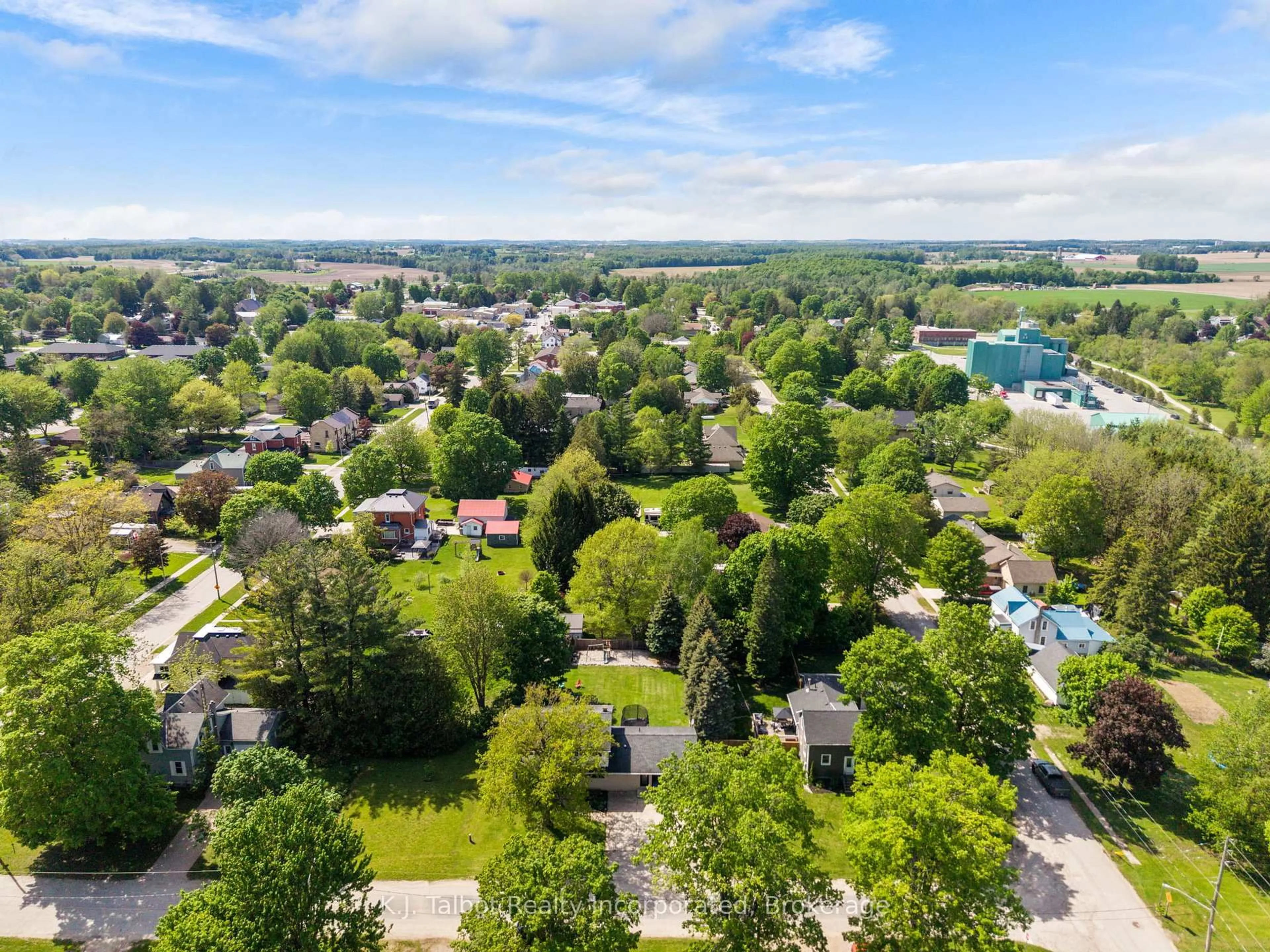 A pic from outside/outdoor area/front of a property/back of a property/a pic from drone, unknown for 441 Coombs St, North Huron Ontario N0M 1H0