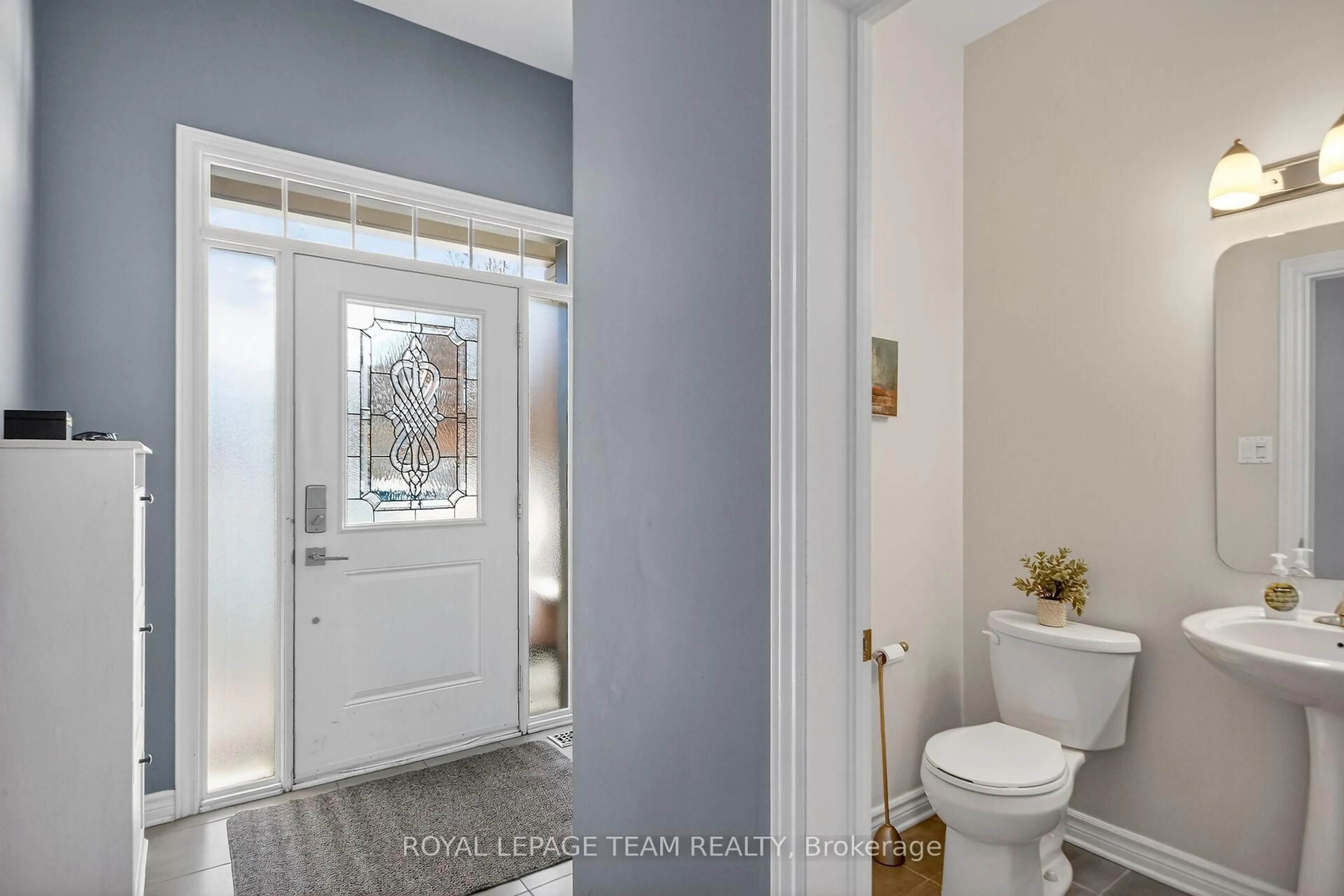 Indoor entryway for 1591 Carronbridge Circ, Ottawa Ontario K2M 0G5