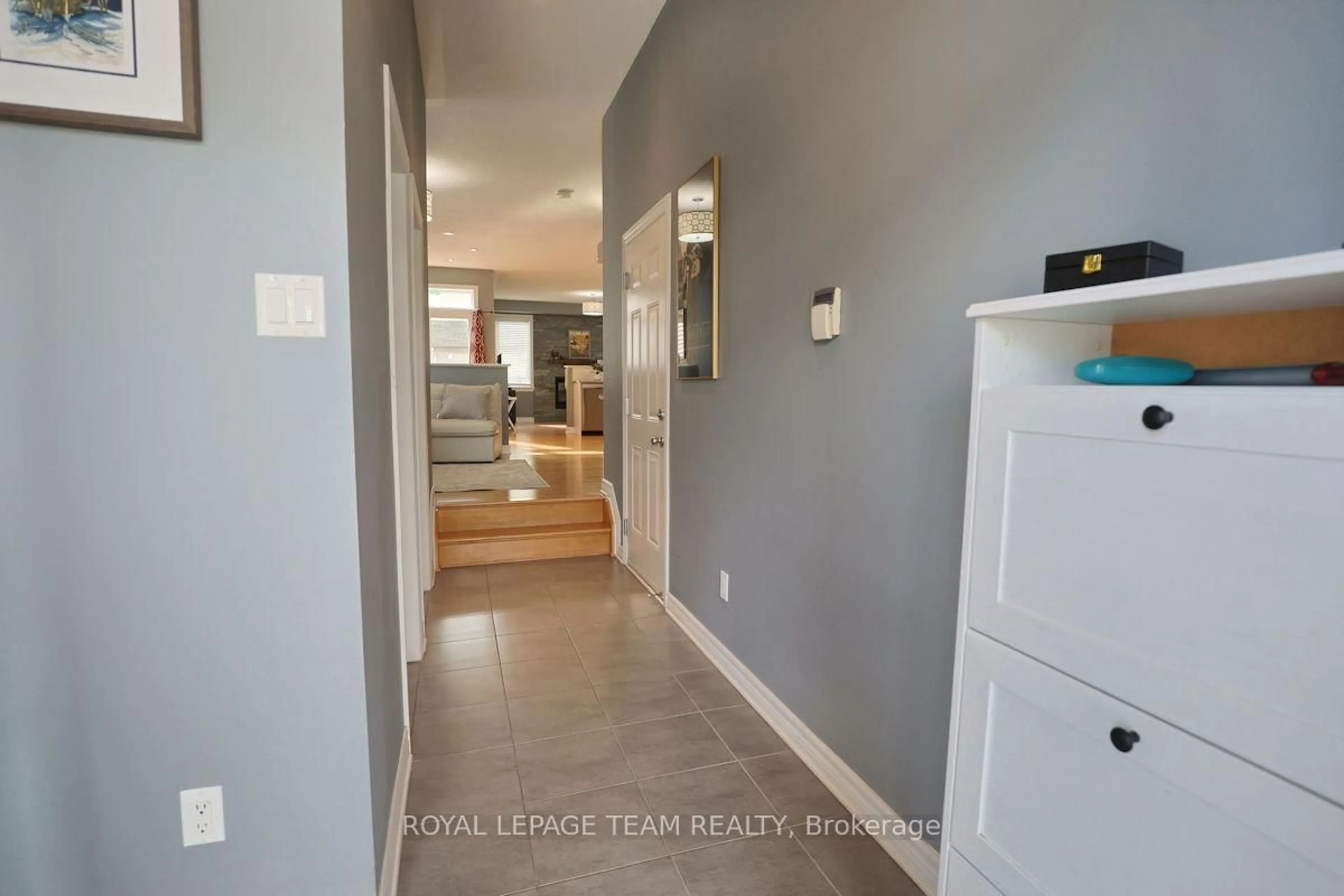Indoor entryway for 1591 Carronbridge Circ, Ottawa Ontario K2M 0G5