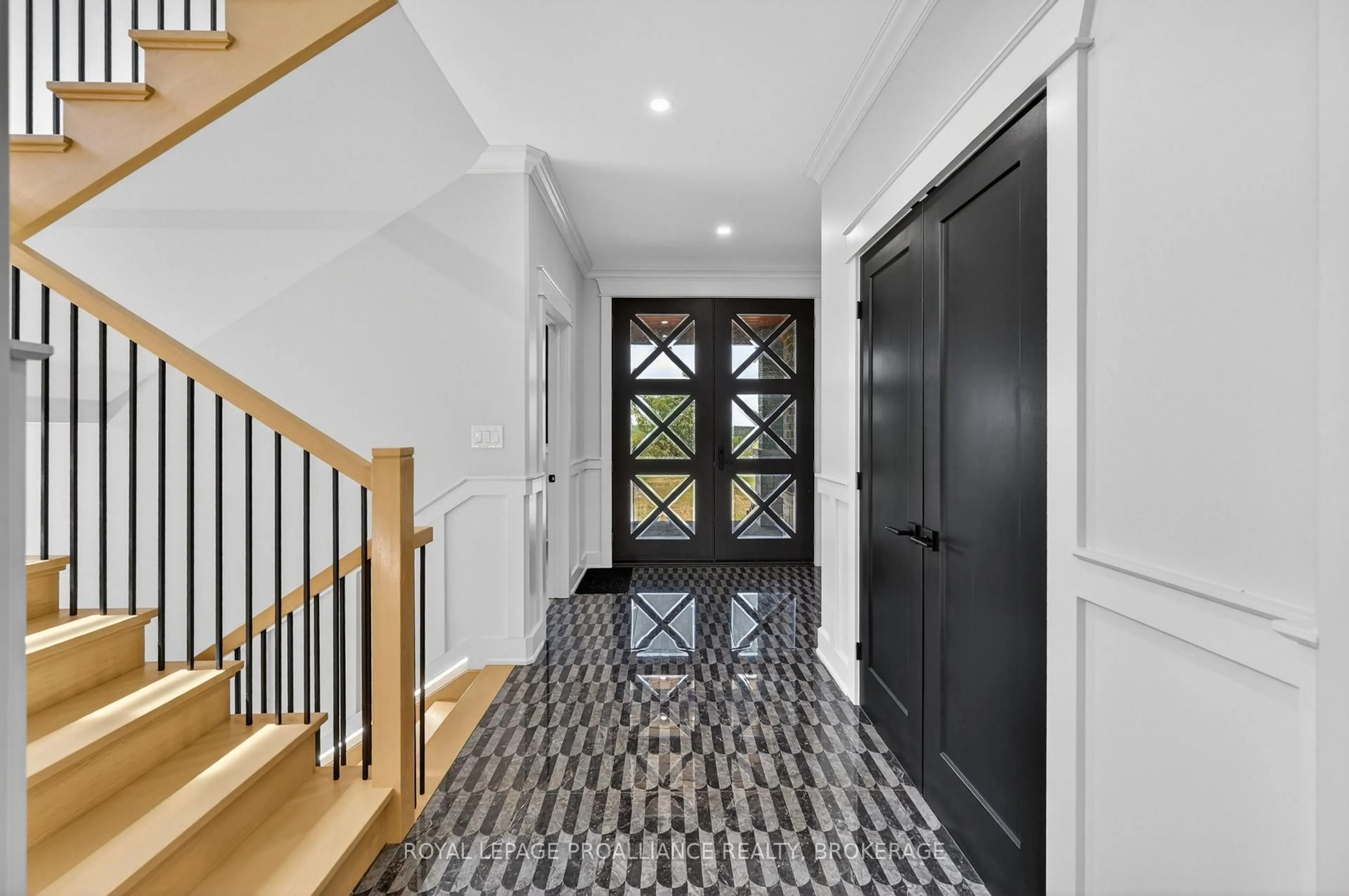 Indoor entryway for 2383 Isle of Man Rd, Kingston Ontario K7L 4V3