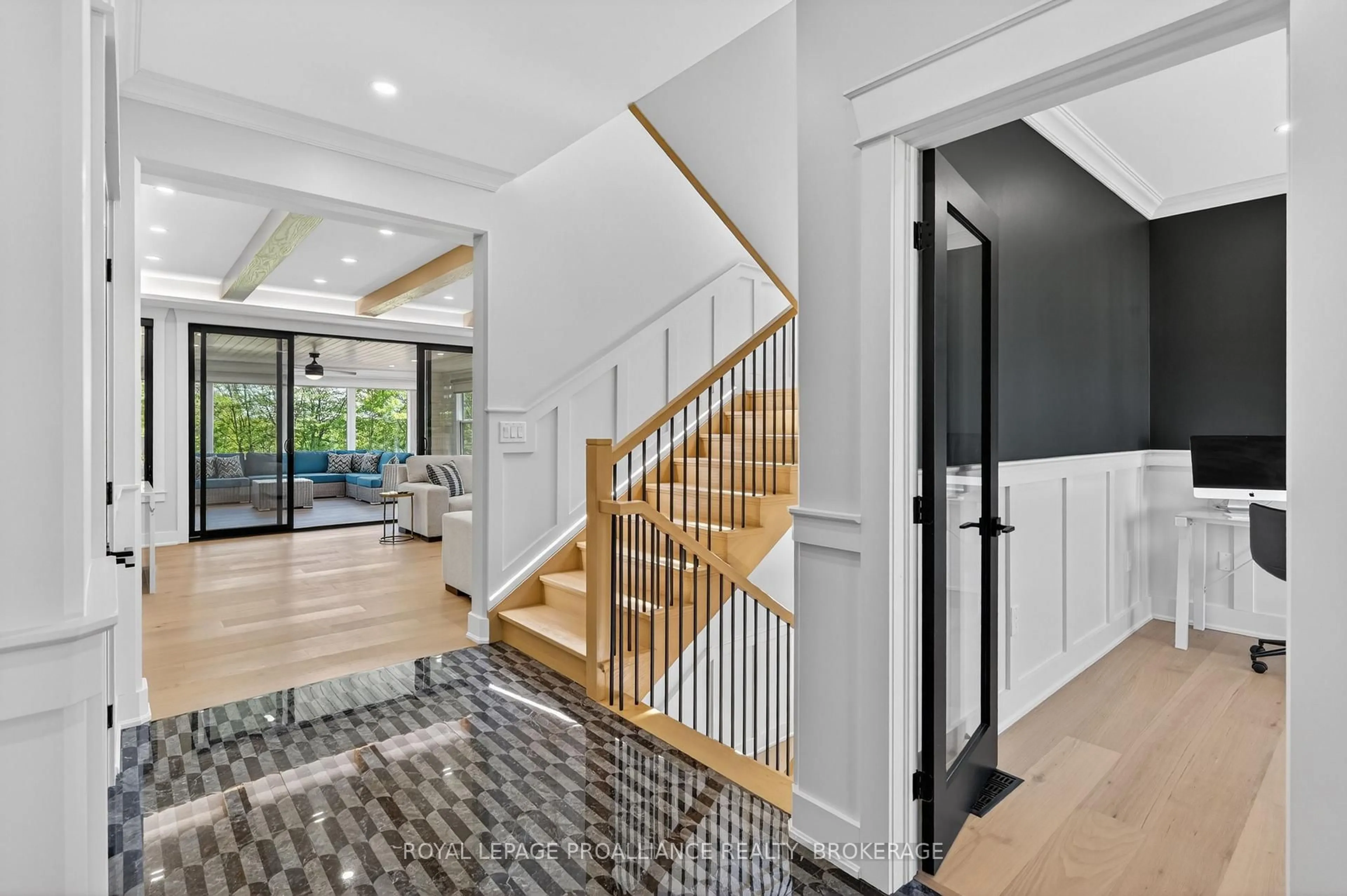 Indoor entryway for 2383 Isle of Man Rd, Kingston Ontario K7L 4V3