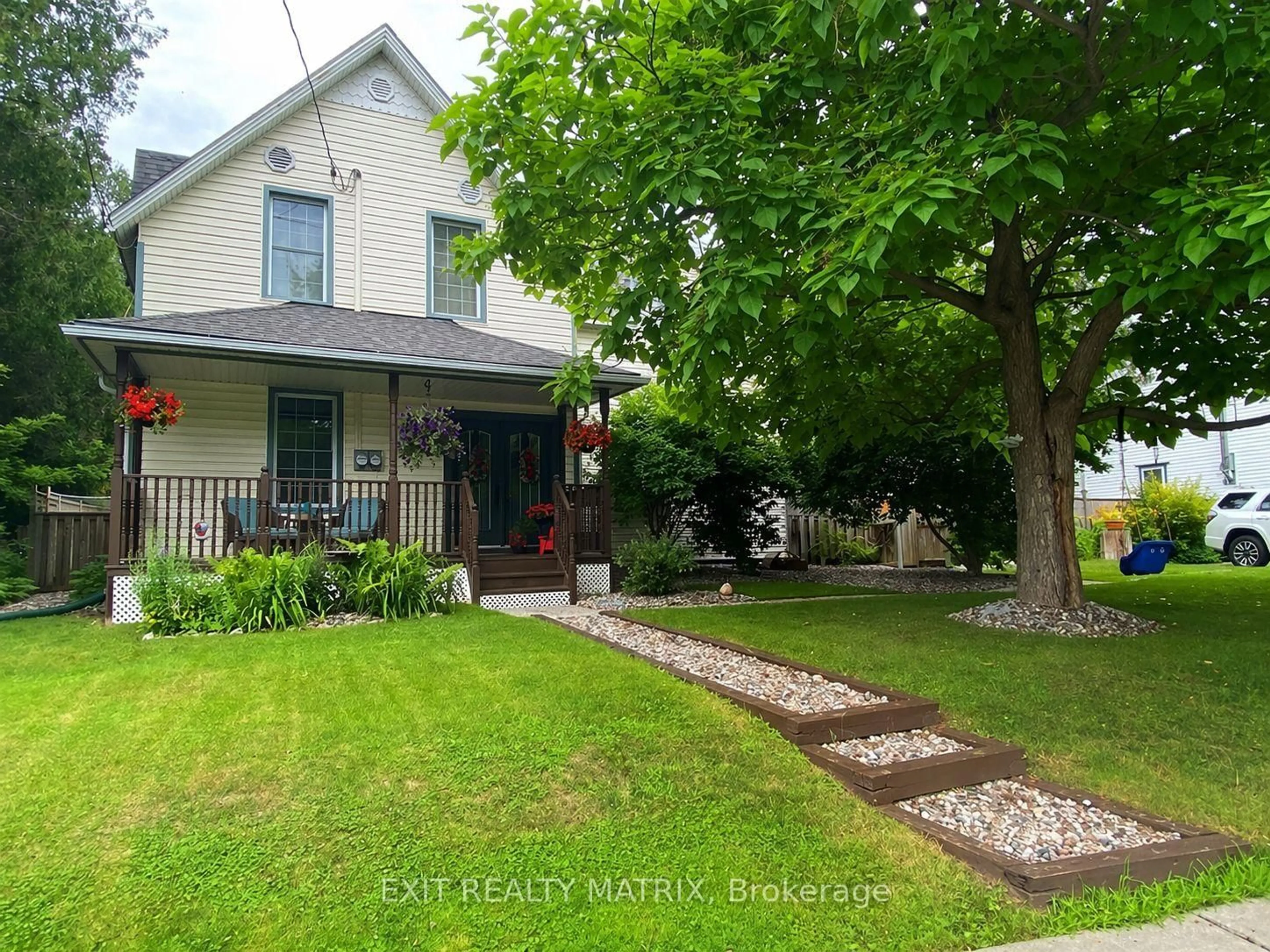 A pic from outside/outdoor area/front of a property/back of a property/a pic from drone, street for 44 Mill St, Russell Ontario K4R 1E1