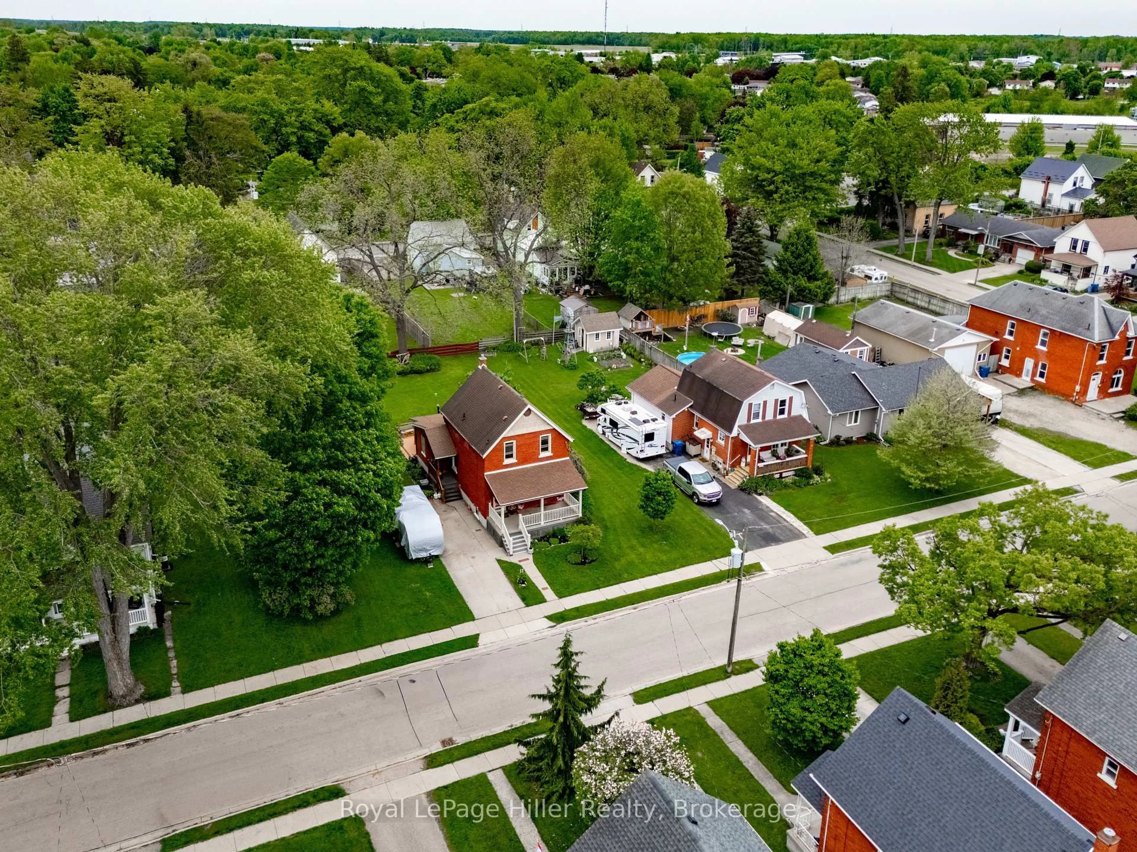 A pic from outside/outdoor area/front of a property/back of a property/a pic from drone, street for 279 Nelson St, Stratford Ontario N5A 2K5