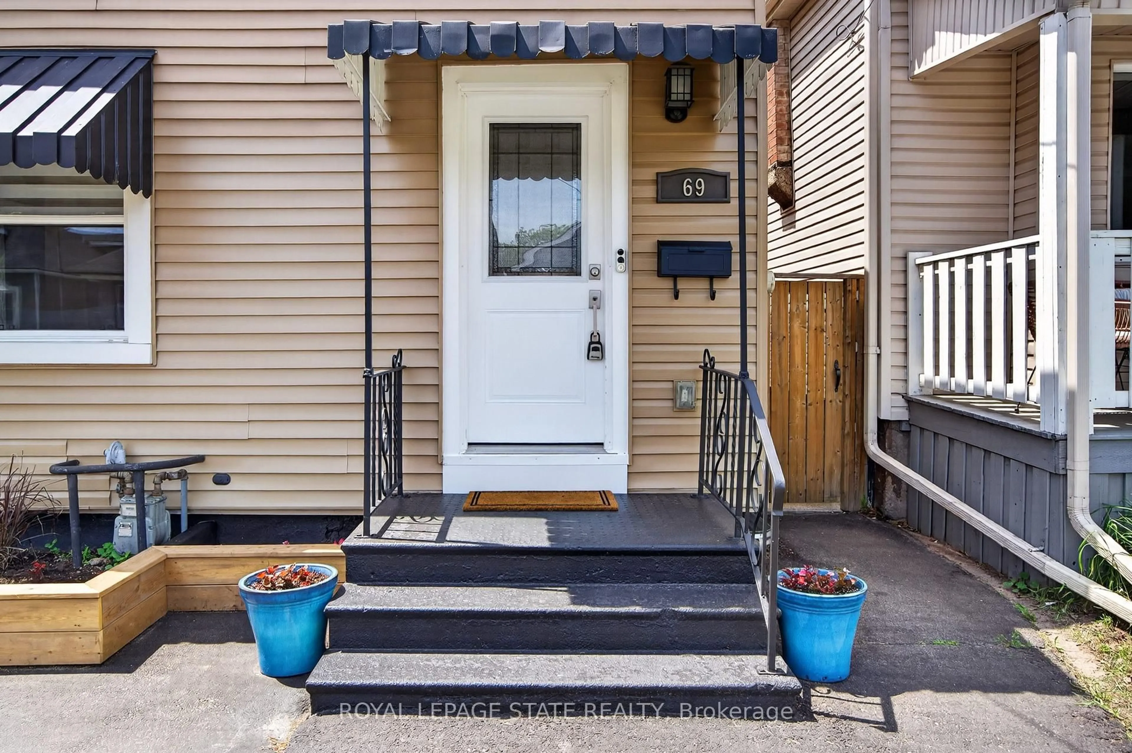 Indoor entryway for 69 Robins Ave, Hamilton Ontario L8H 4N3