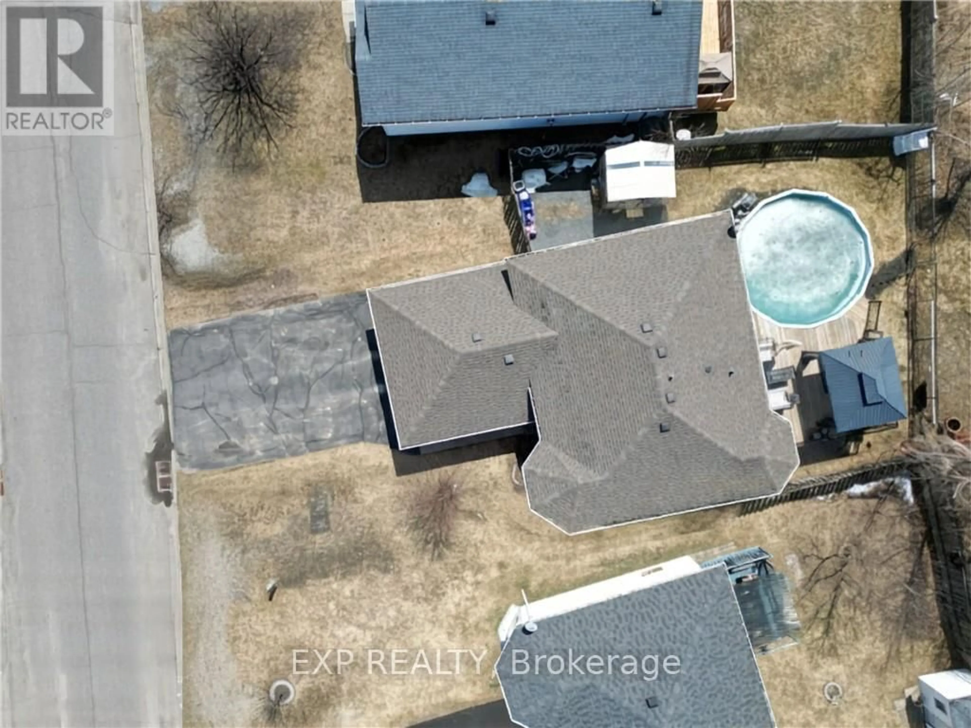 A pic from outside/outdoor area/front of a property/back of a property/a pic from drone, street for 4343 Chateau Cres, Greater Sudbury Ontario P3P 1Y6