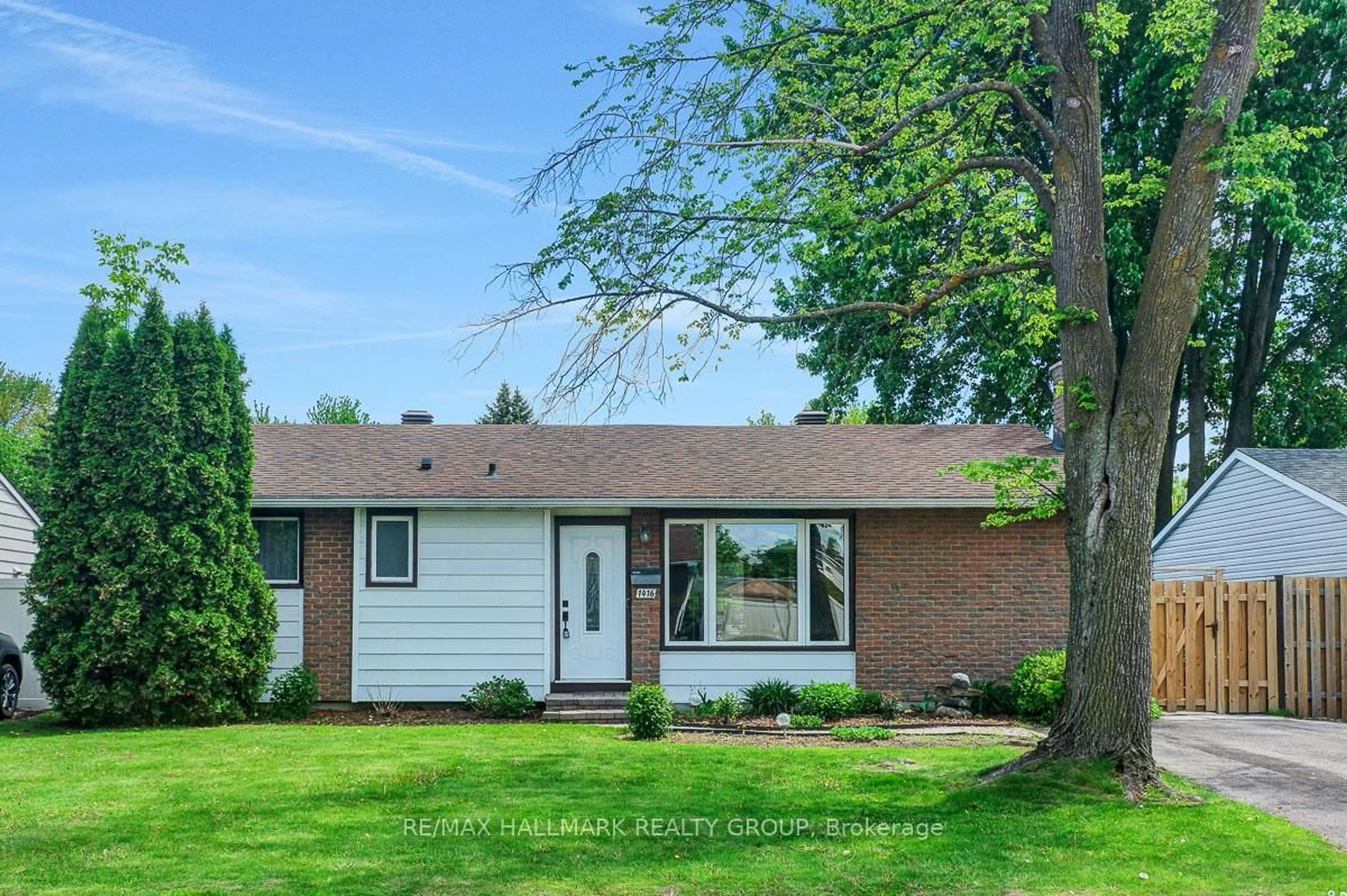 Home with vinyl exterior material, street for 1416 Alboro Cres, Ottawa Ontario K1J 8B7