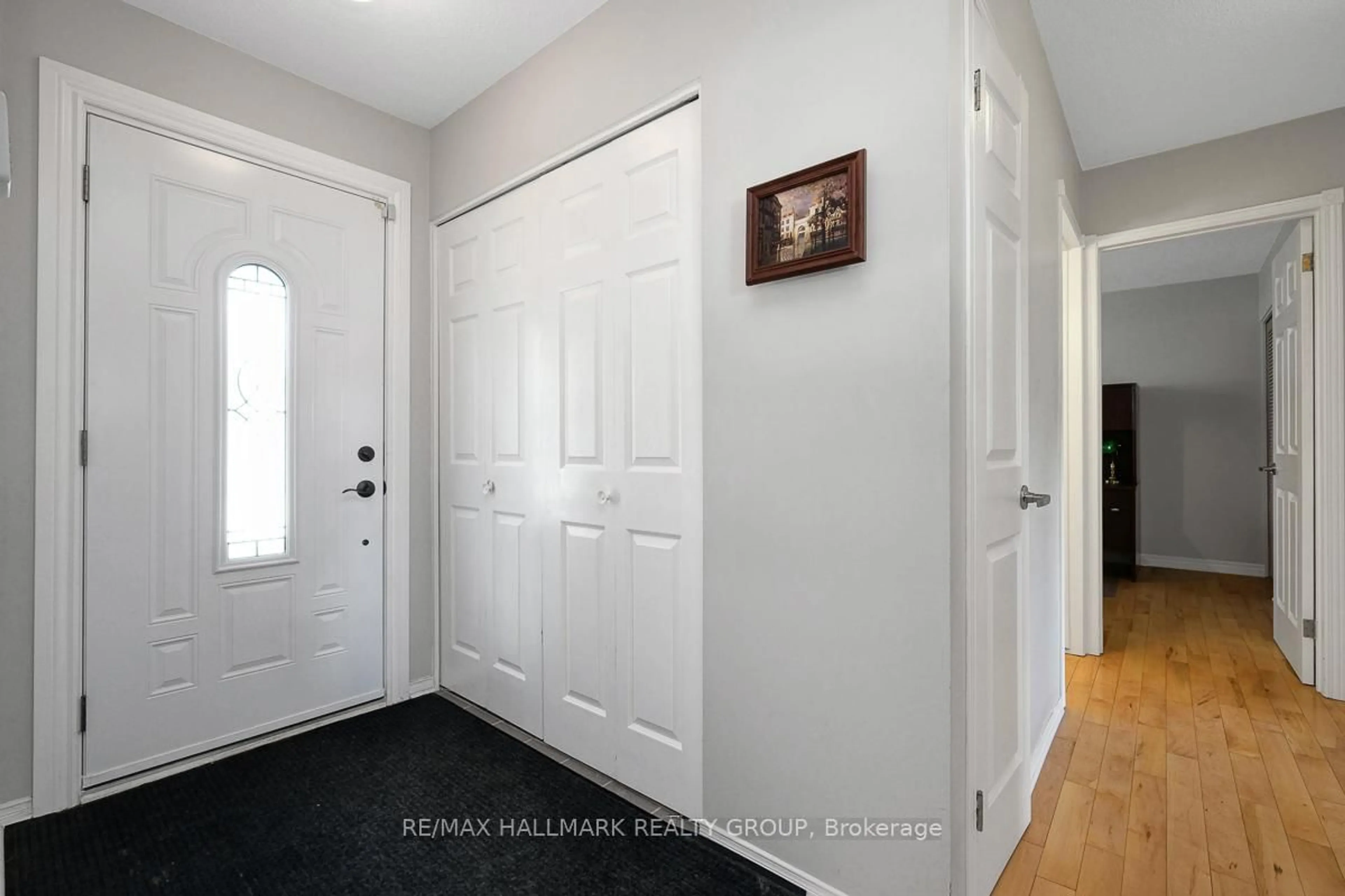 Indoor entryway for 1416 Alboro Cres, Ottawa Ontario K1J 8B7