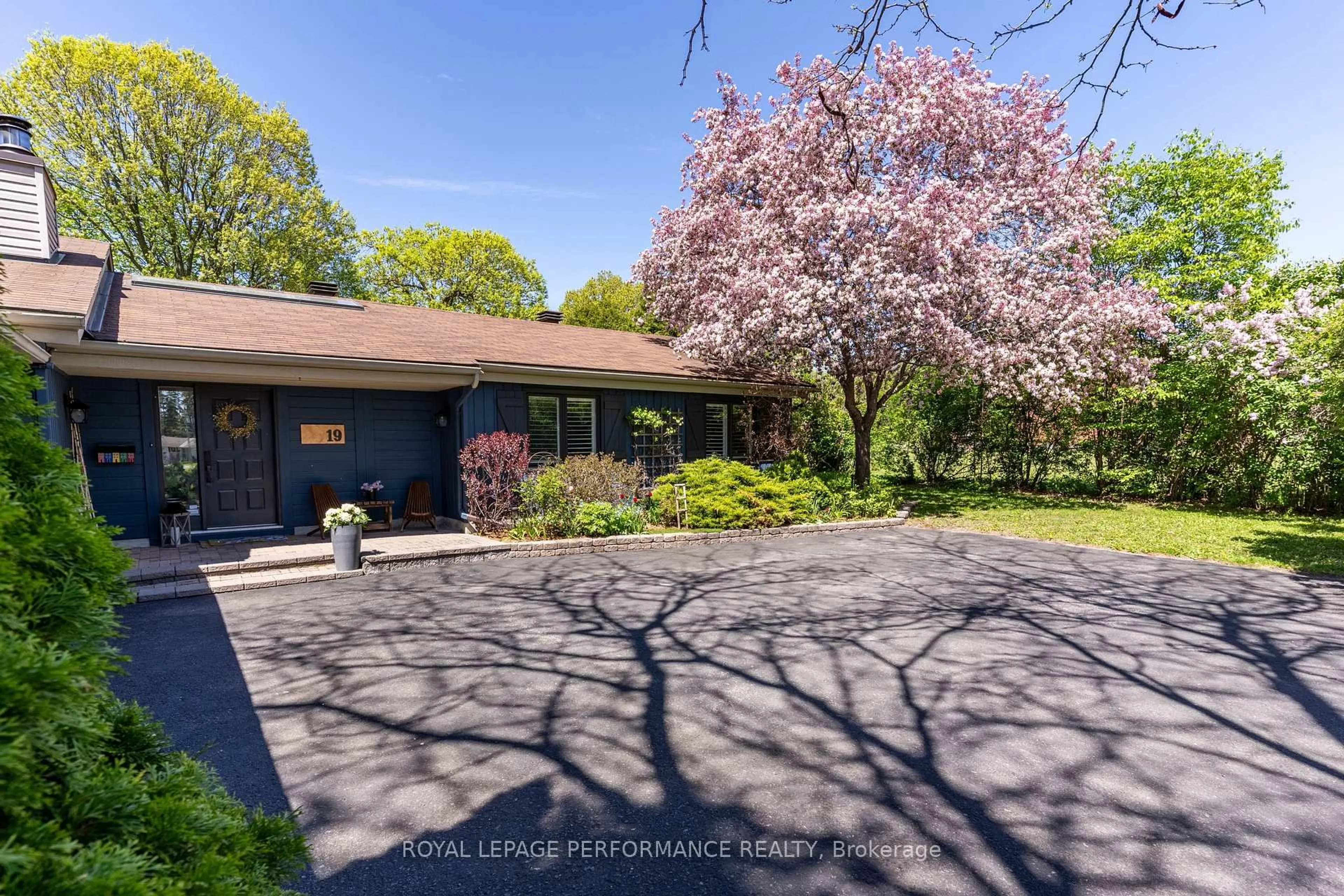 A pic from outside/outdoor area/front of a property/back of a property/a pic from drone, street for 19 Colley St, Ottawa Ontario K2J 3Z7