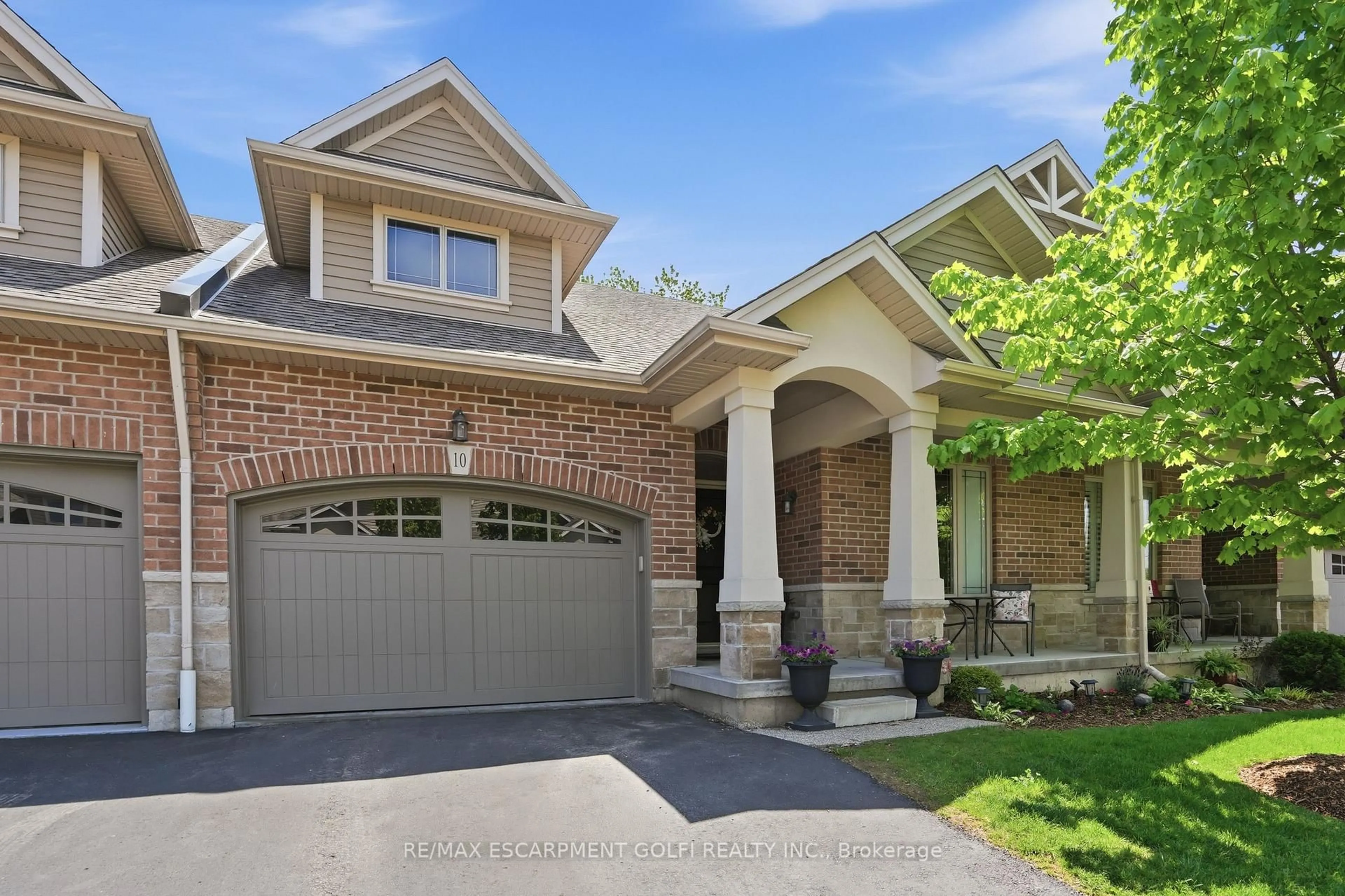 Home with brick exterior material, street for 10 Grant St, West Lincoln Ontario L0R 2A0
