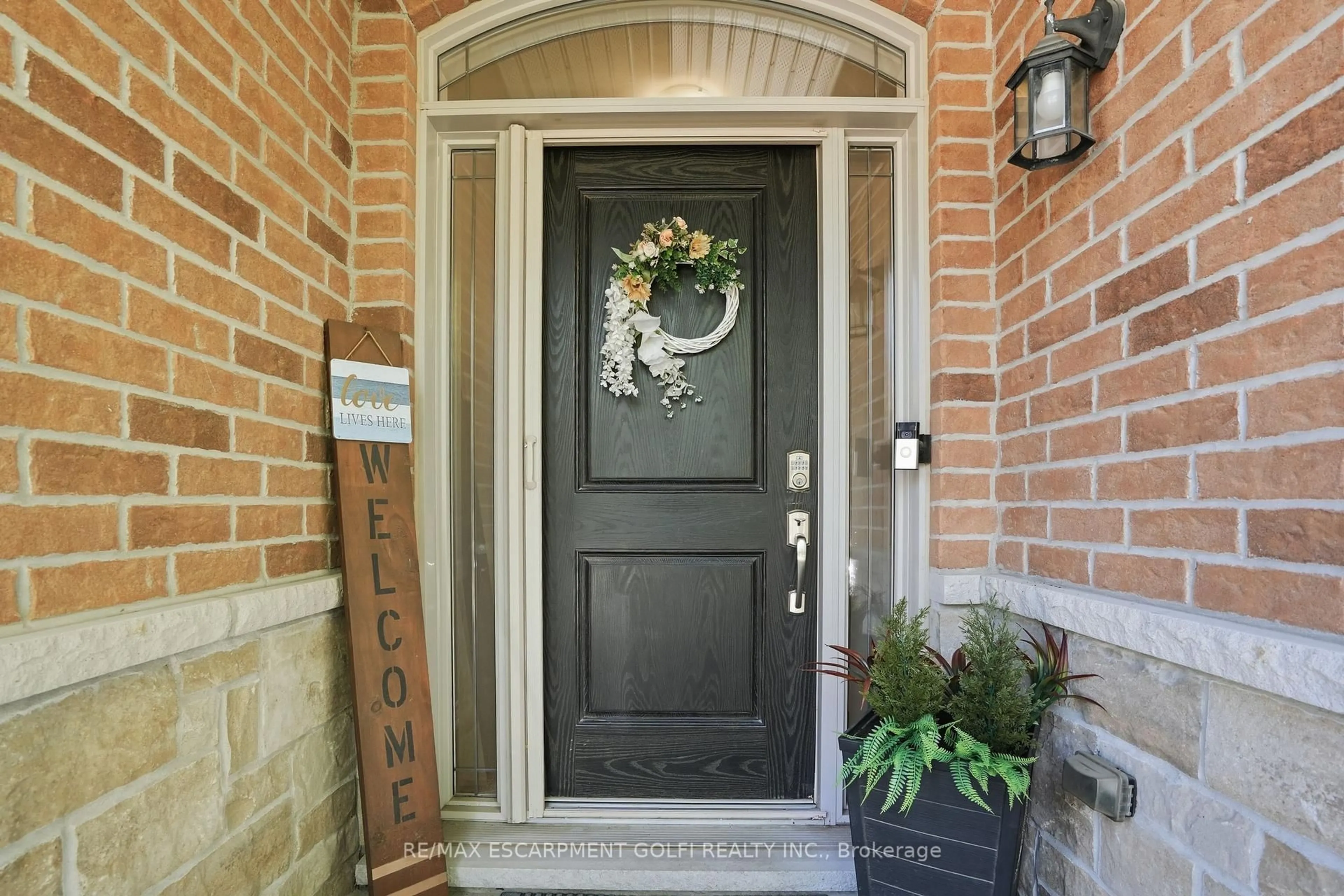 Indoor entryway for 10 Grant St, West Lincoln Ontario L0R 2A0