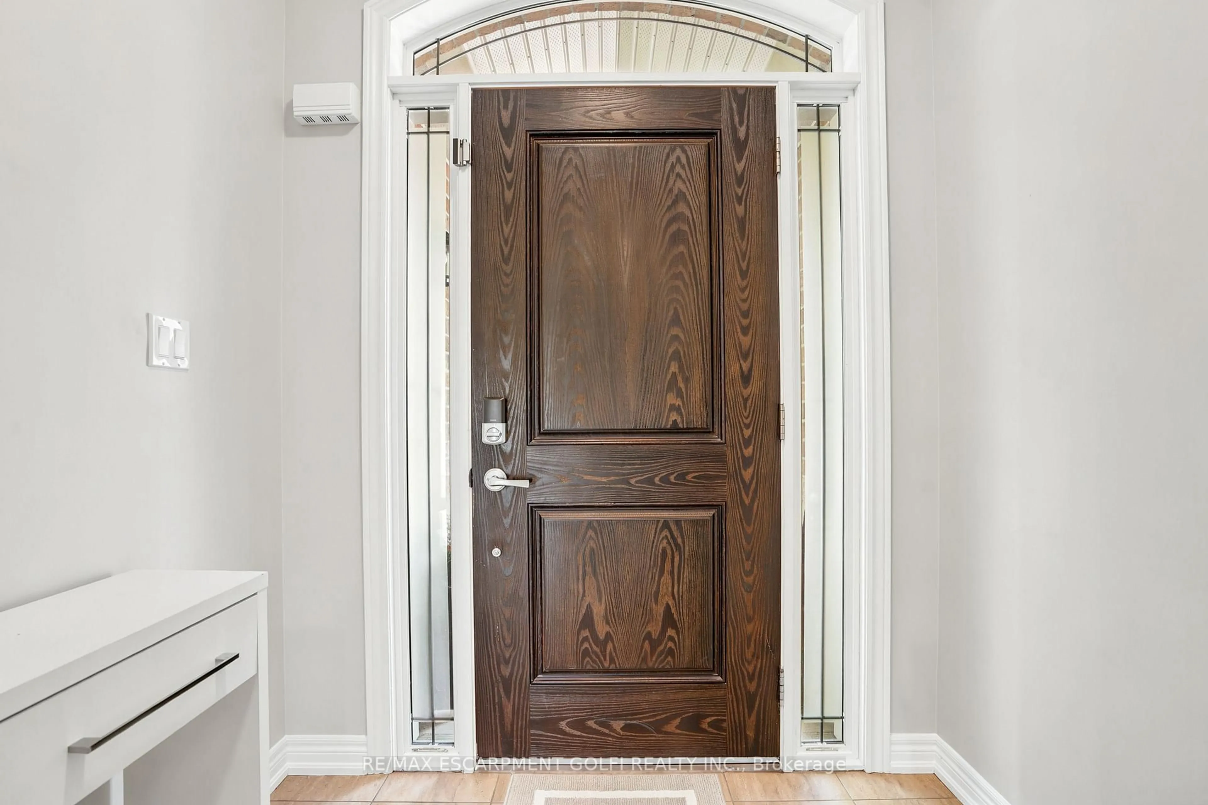 Indoor entryway for 10 Grant St, West Lincoln Ontario L0R 2A0