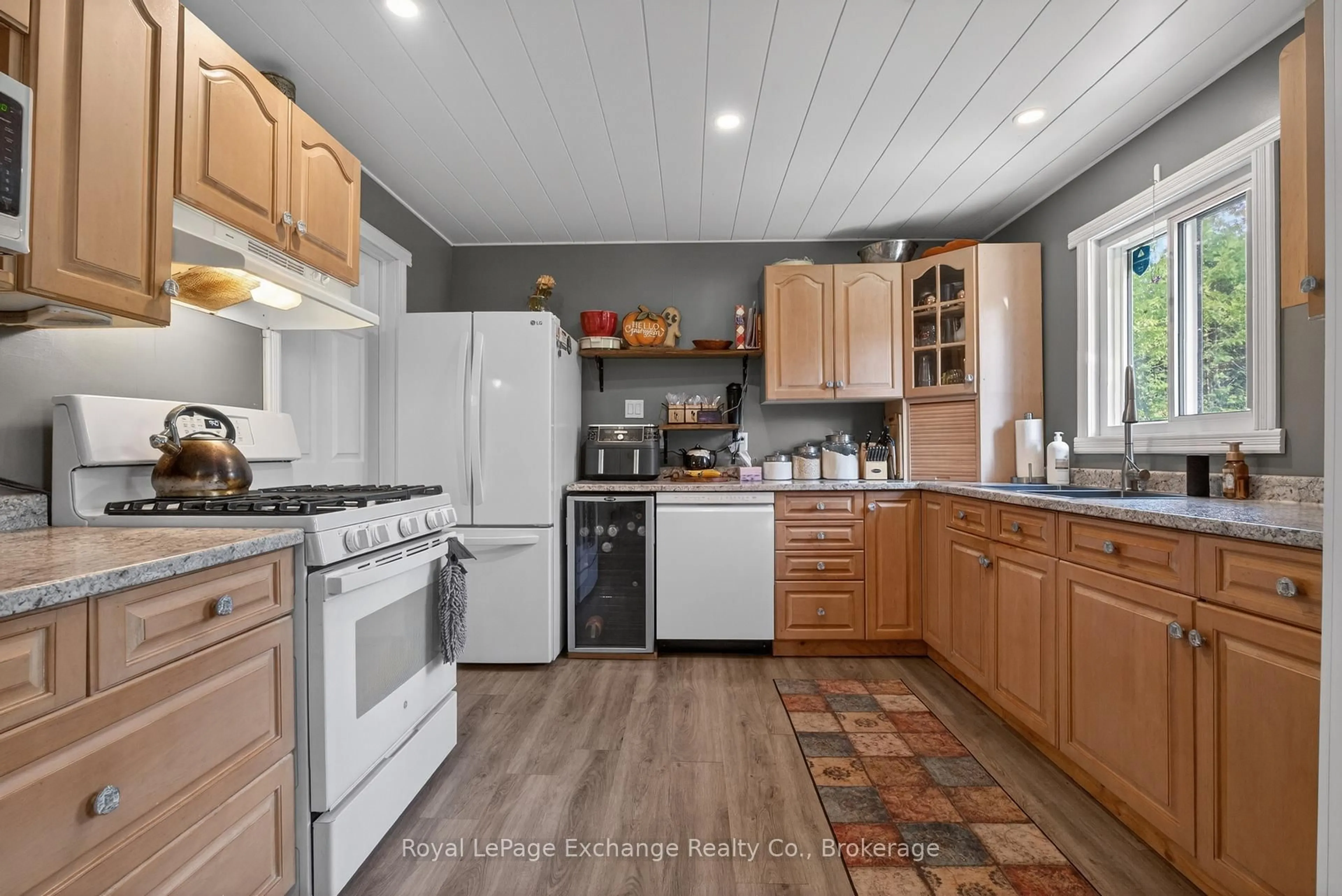 Standard kitchen, unknown for 306 Ojibwa Tr, Huron-Kinloss Ontario N2Z 2X3