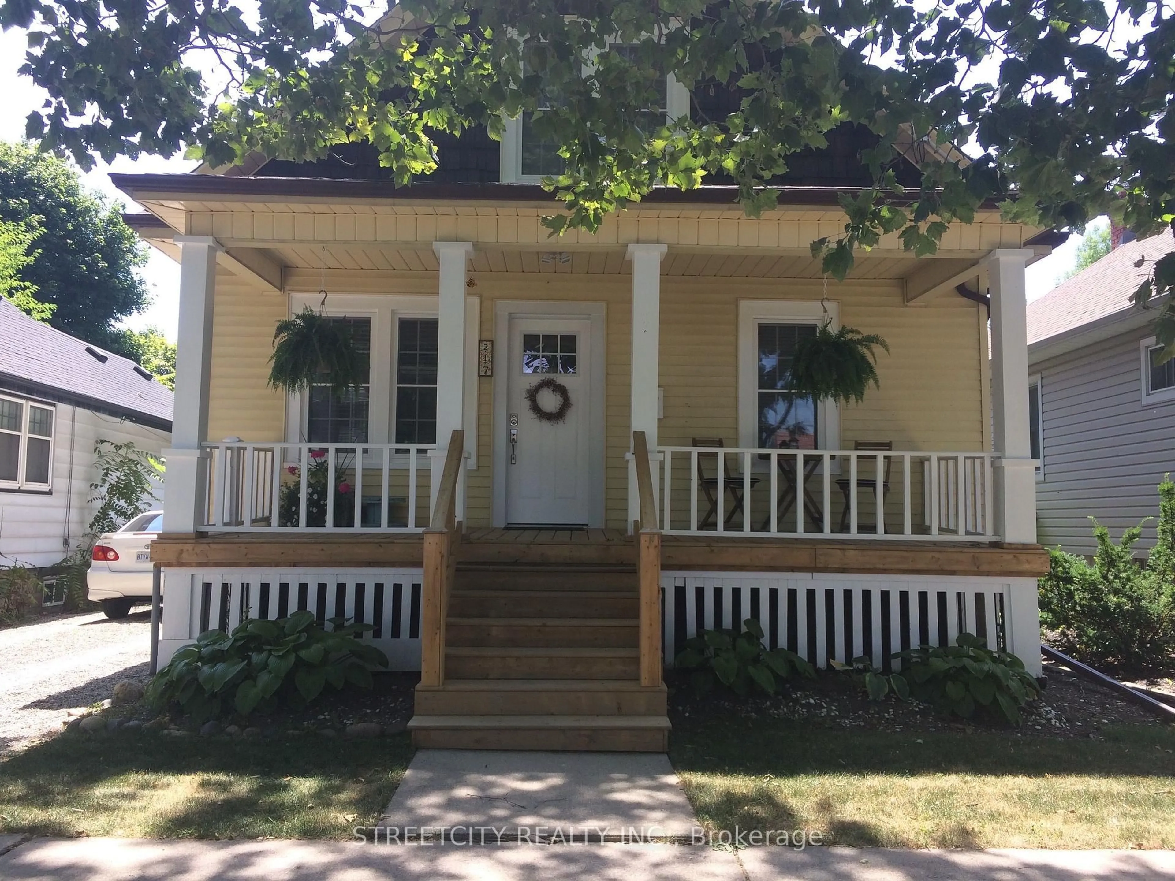 Home with vinyl exterior material, street for 217 Kathleen Ave, Sarnia Ontario N7T 1E1