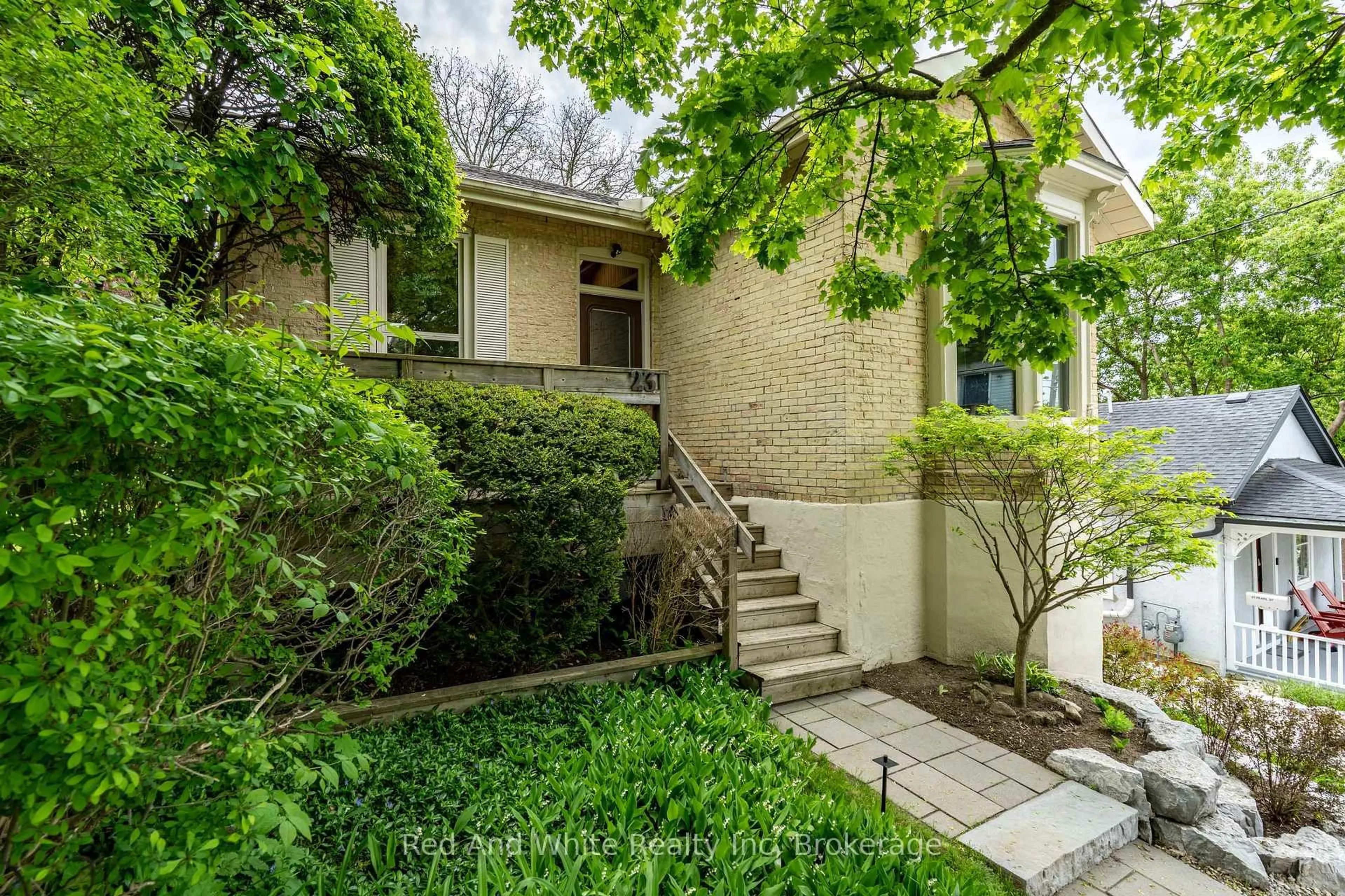 Unknown for 23 Pearl St, Guelph Ontario N1E 2E4