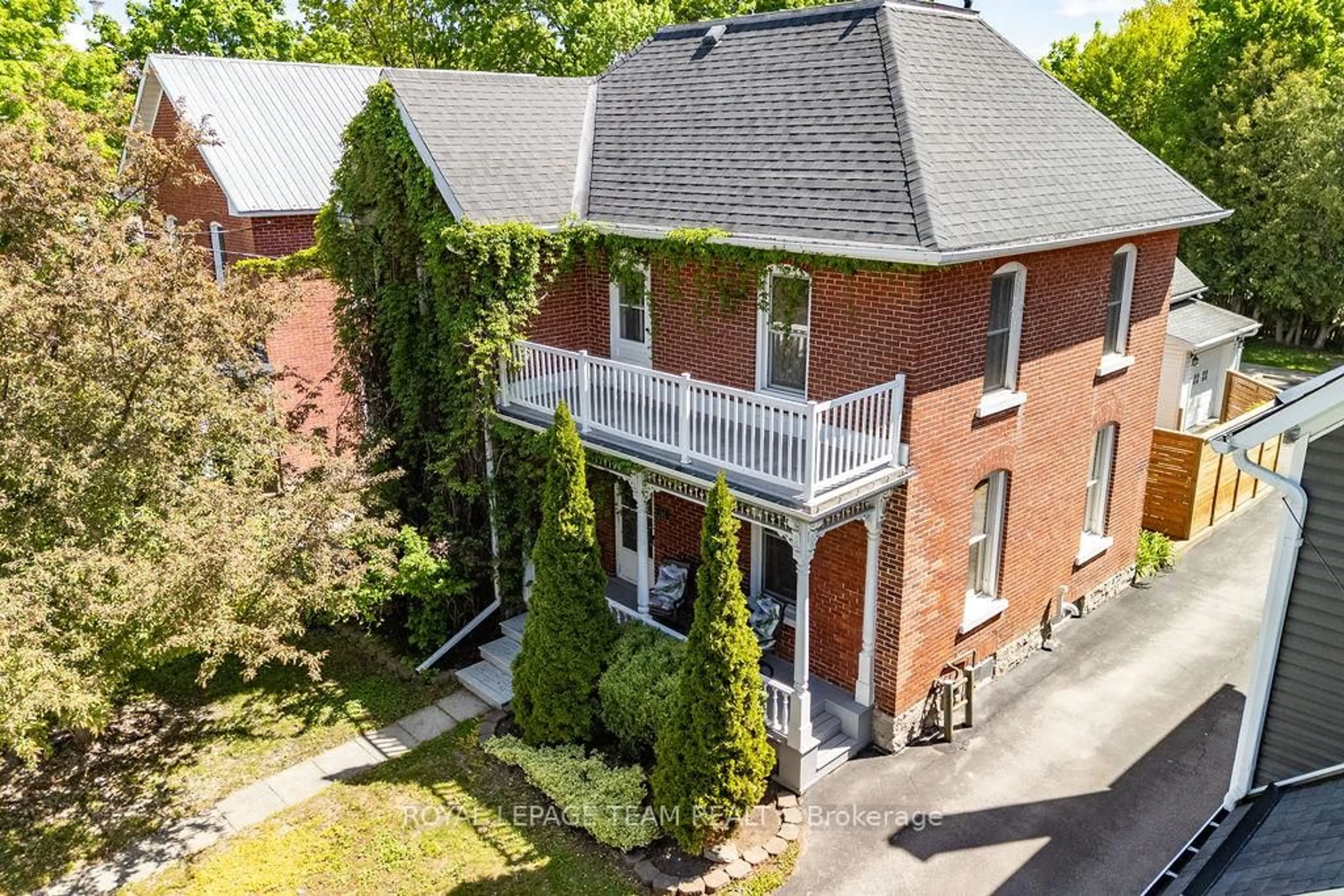 A pic from outside/outdoor area/front of a property/back of a property/a pic from drone, street for 241 John St, Arnprior Ontario K7S 2P3