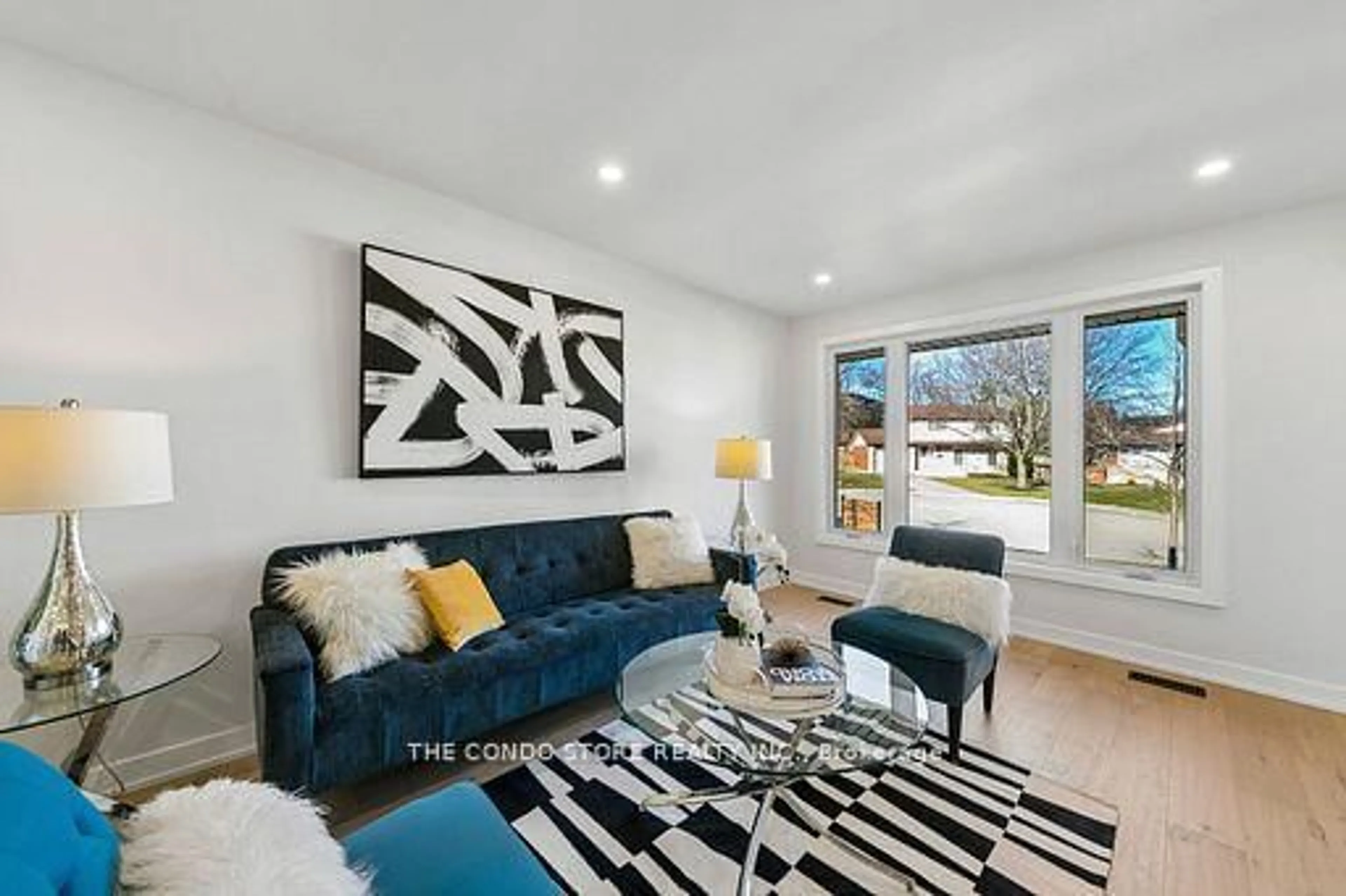 Living room with furniture, unknown for 15 Colonial Crt, Hamilton Ontario L8K 4H2