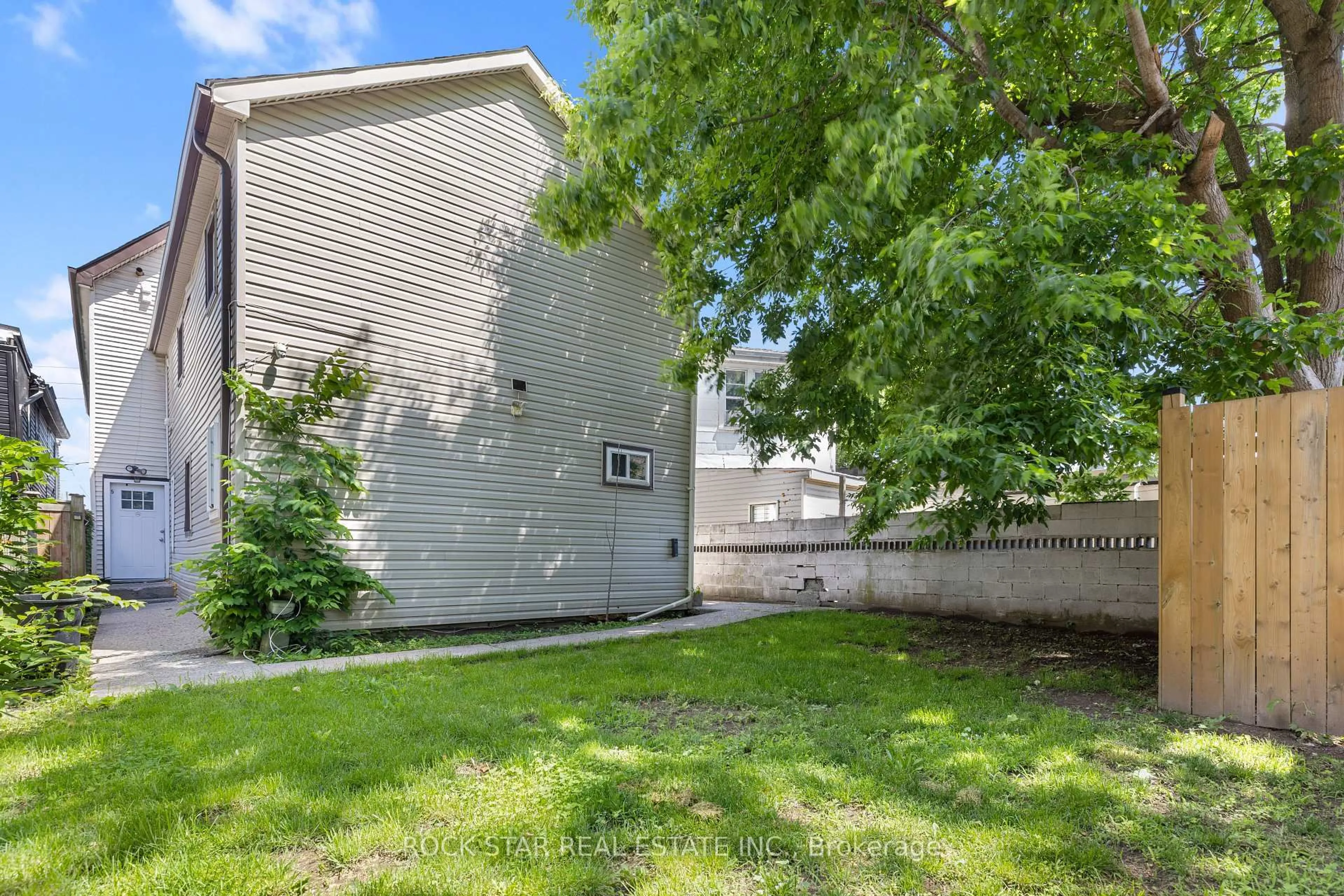 Patio, street for 235 Hamilton Rd, London East Ontario N5Z 1P9