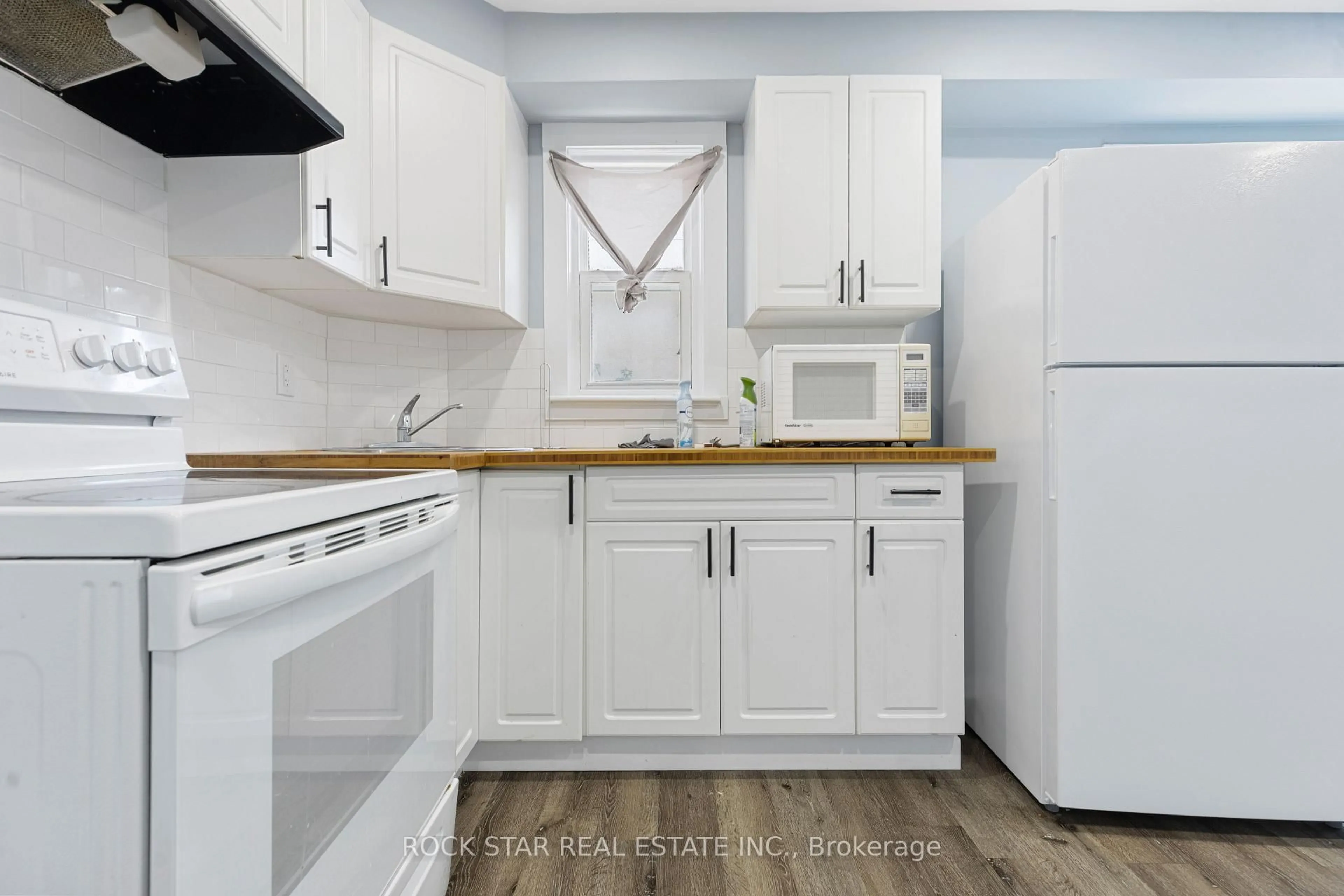 Standard kitchen, unknown for 235 Hamilton Rd, London East Ontario N5Z 1P9