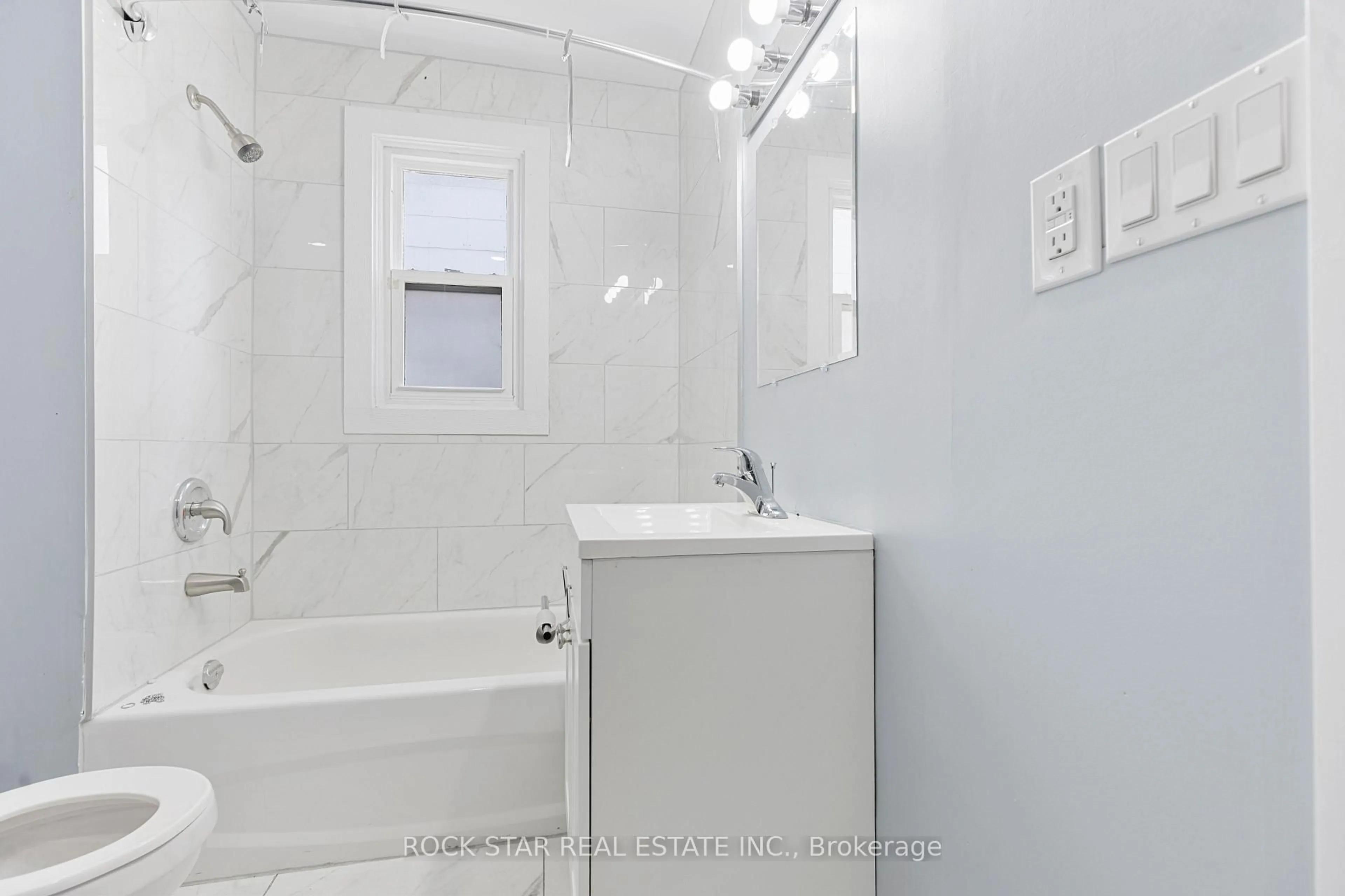 Standard bathroom, ceramic/tile floor for 235 Hamilton Rd, London East Ontario N5Z 1P9