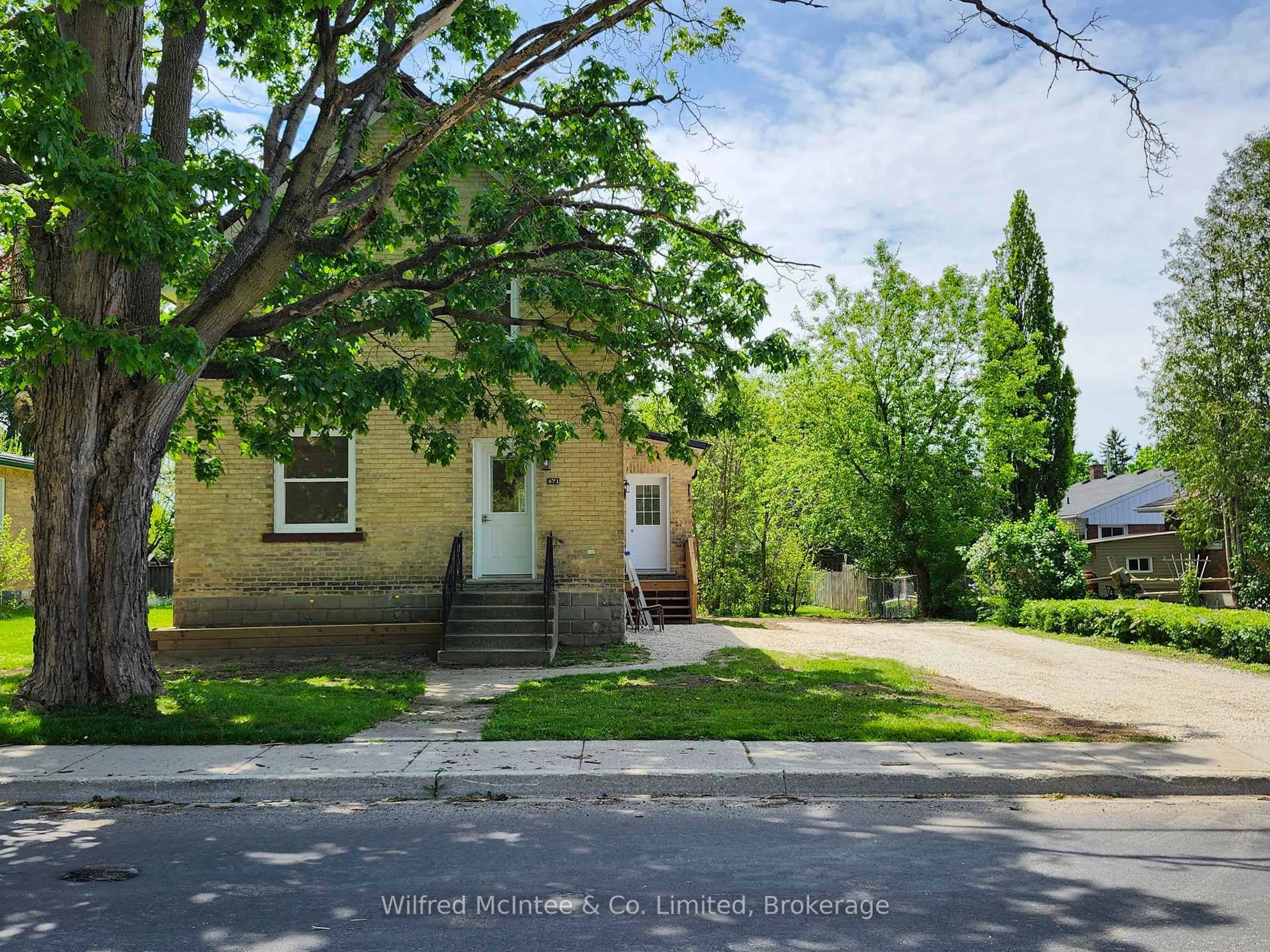 A pic from outside/outdoor area/front of a property/back of a property/a pic from drone, street for 471 9TH St, Hanover Ontario N4N 1M1
