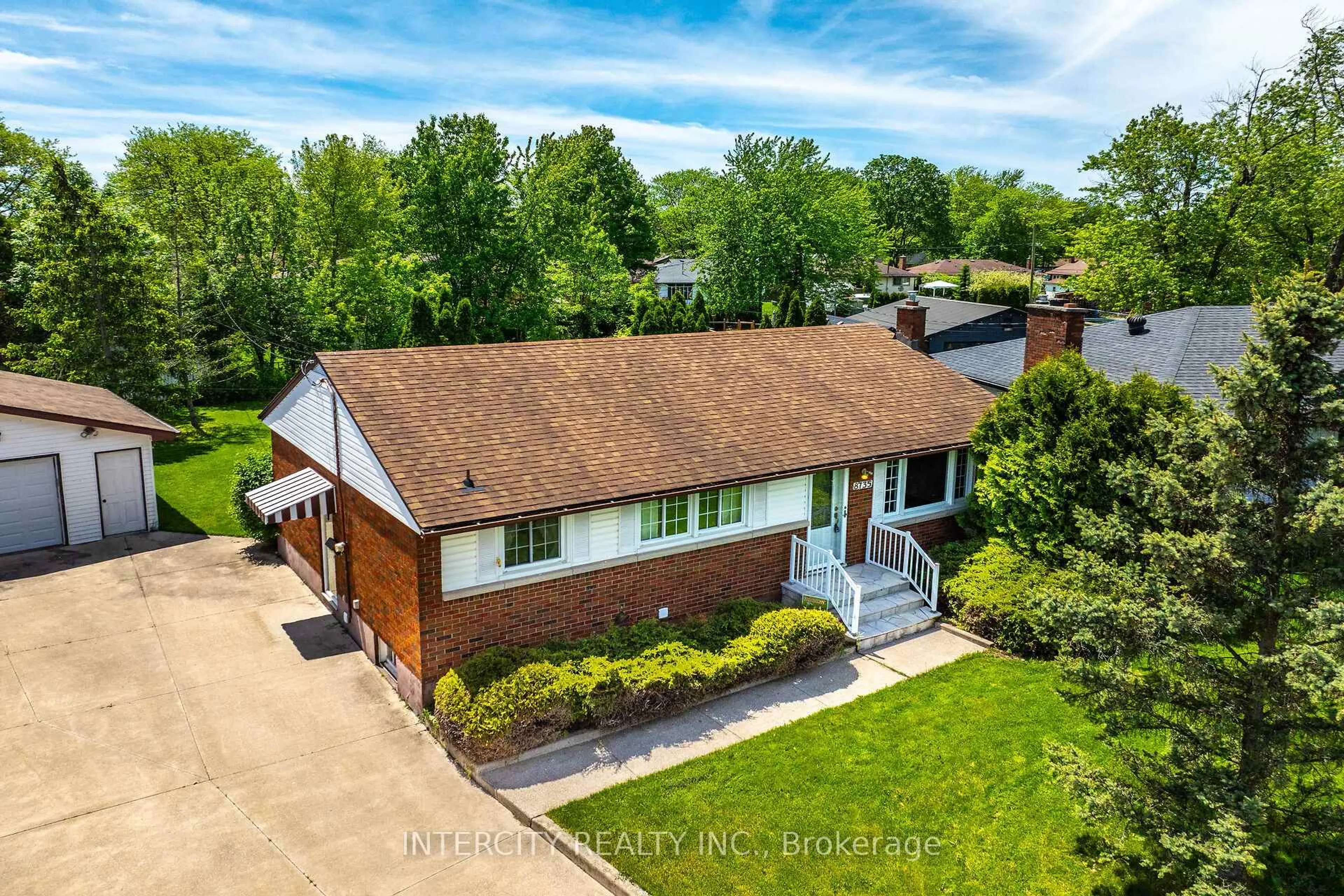 A pic from outside/outdoor area/front of a property/back of a property/a pic from drone, unknown for 8735 Howe Cres, Niagara Falls Ontario L2G 6Z4