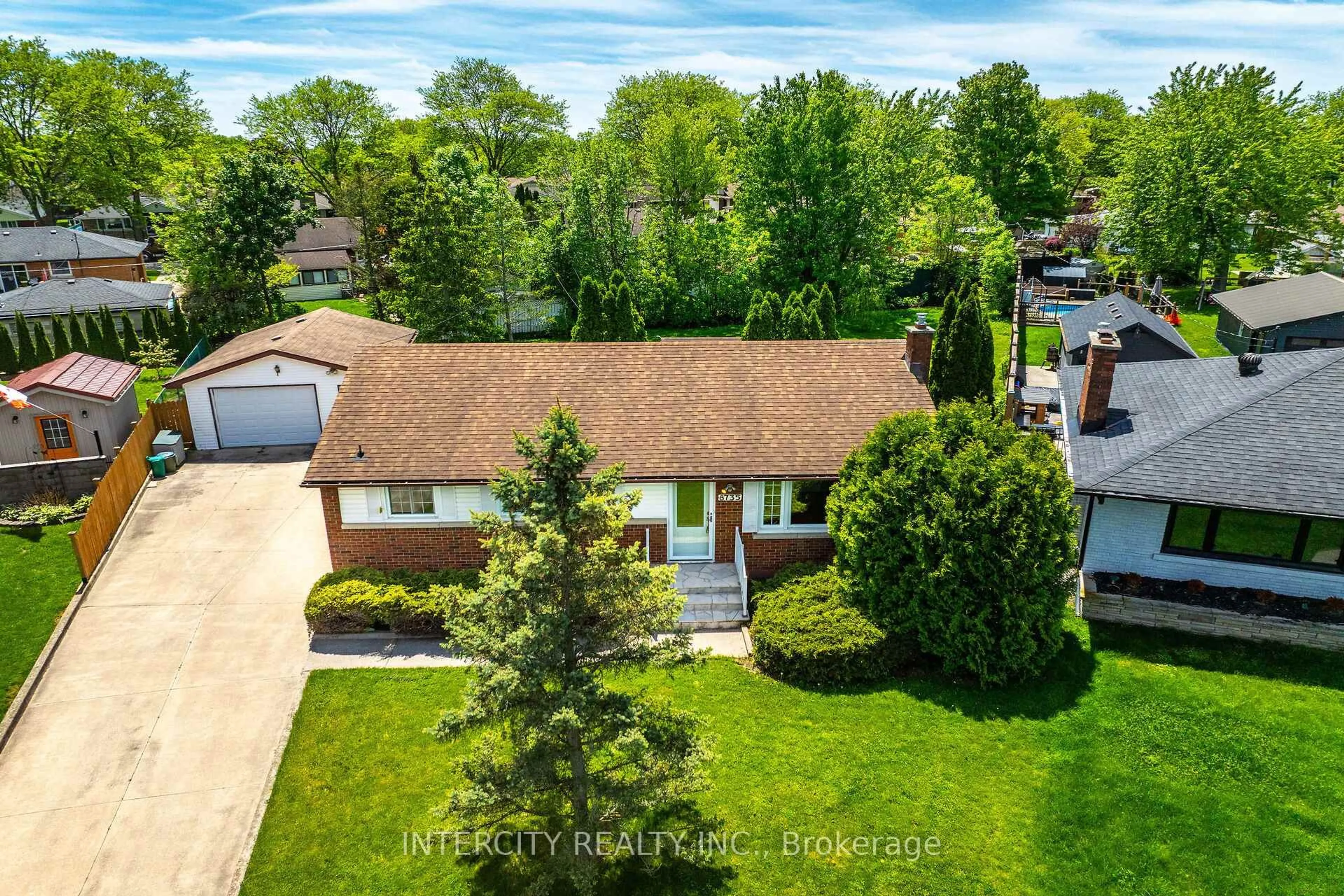 A pic from outside/outdoor area/front of a property/back of a property/a pic from drone, street for 8735 Howe Cres, Niagara Falls Ontario L2G 6Z4