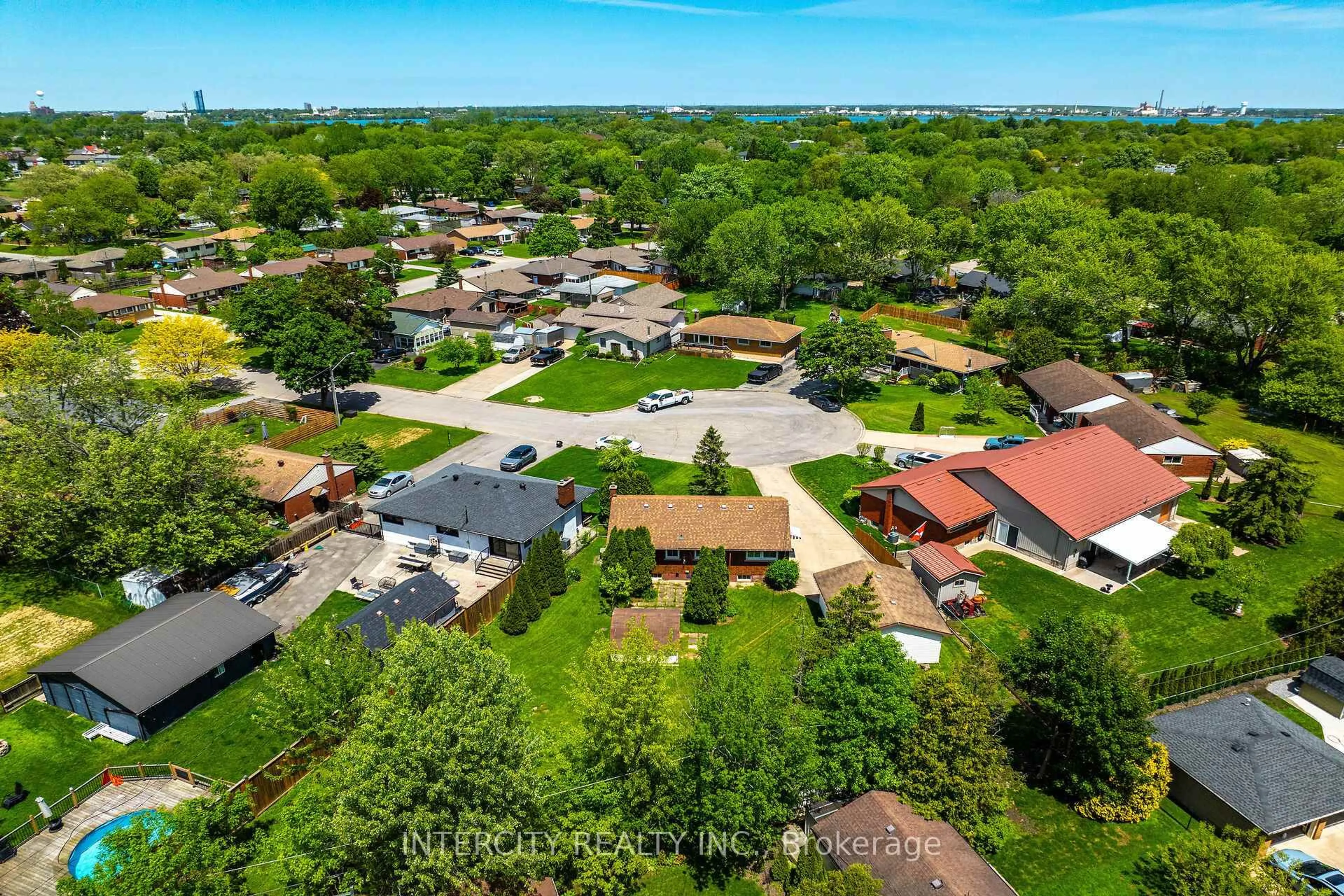 A pic from outside/outdoor area/front of a property/back of a property/a pic from drone, unknown for 8735 Howe Cres, Niagara Falls Ontario L2G 6Z4