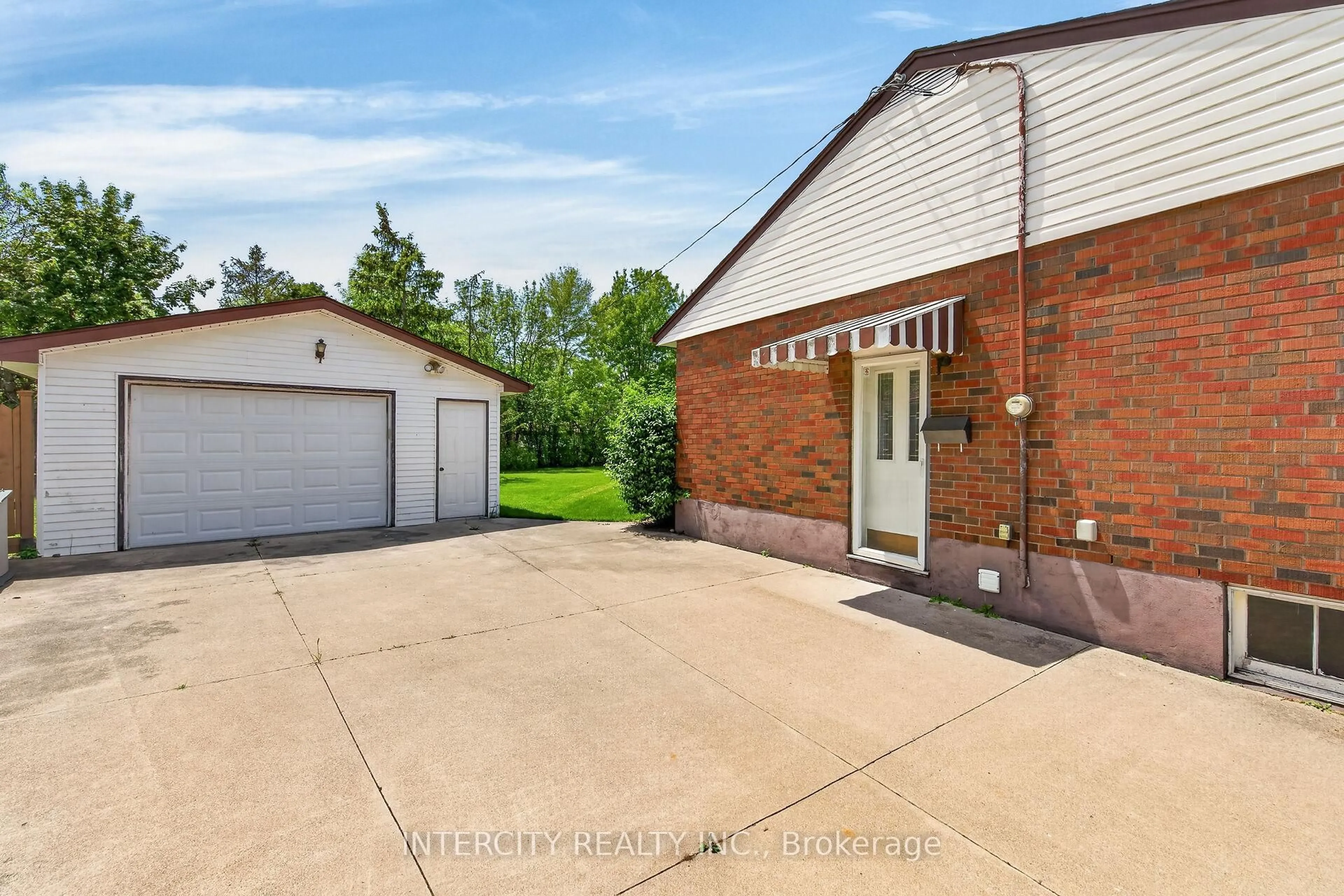 A pic from outside/outdoor area/front of a property/back of a property/a pic from drone, street for 8735 Howe Cres, Niagara Falls Ontario L2G 6Z4