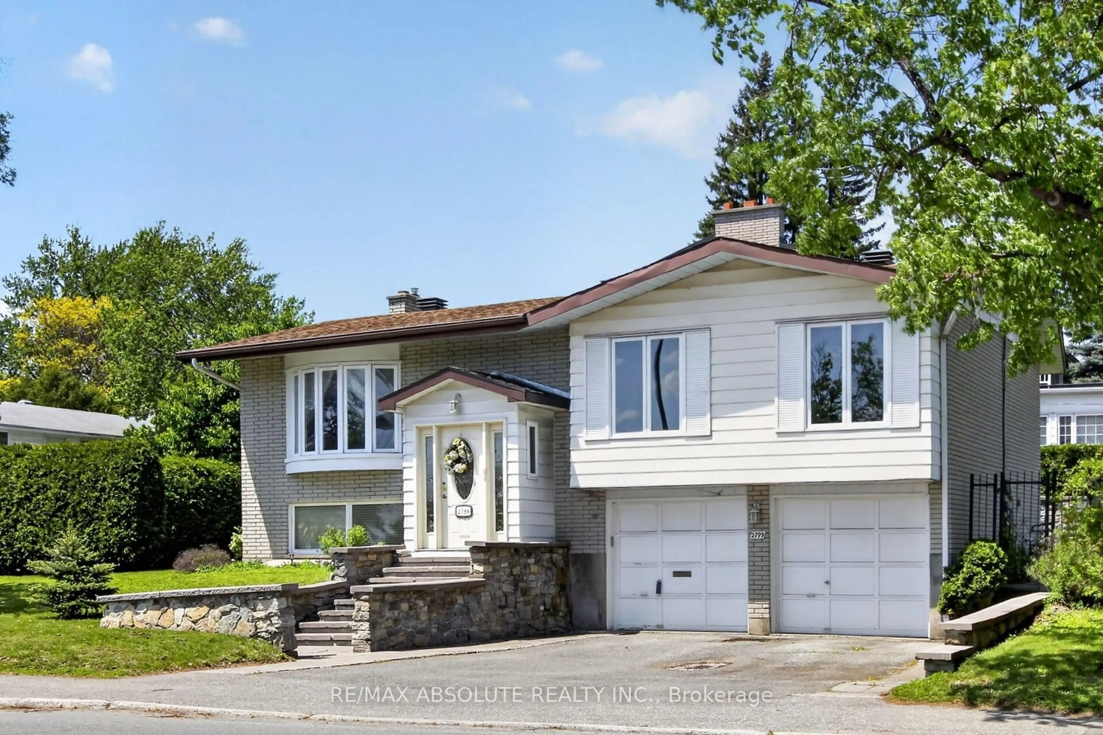 Home with vinyl exterior material, street for 2799 Dumaurier Ave, Ottawa Ontario K2B 7W2