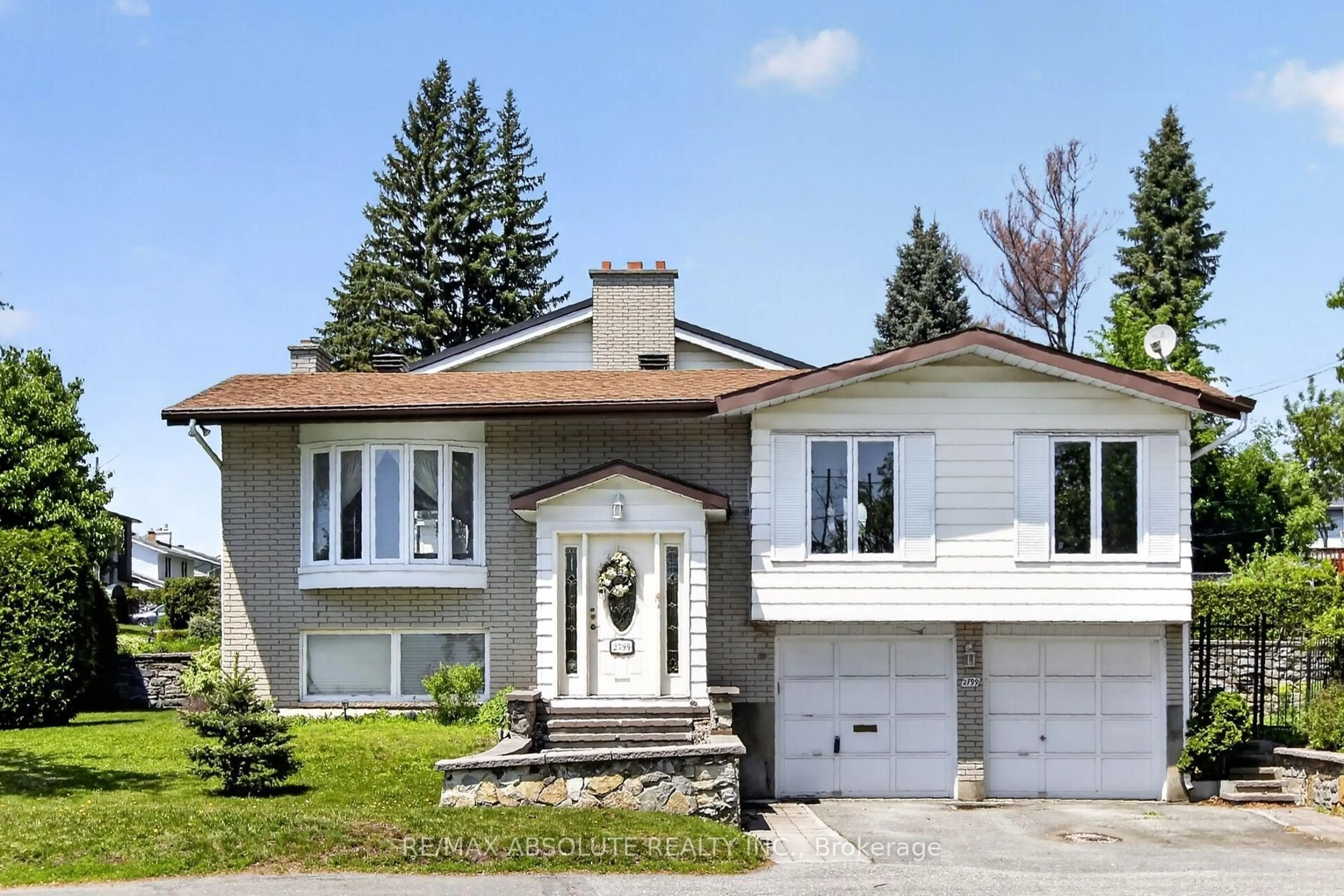 Home with vinyl exterior material, street for 2799 Dumaurier Ave, Ottawa Ontario K2B 7W2