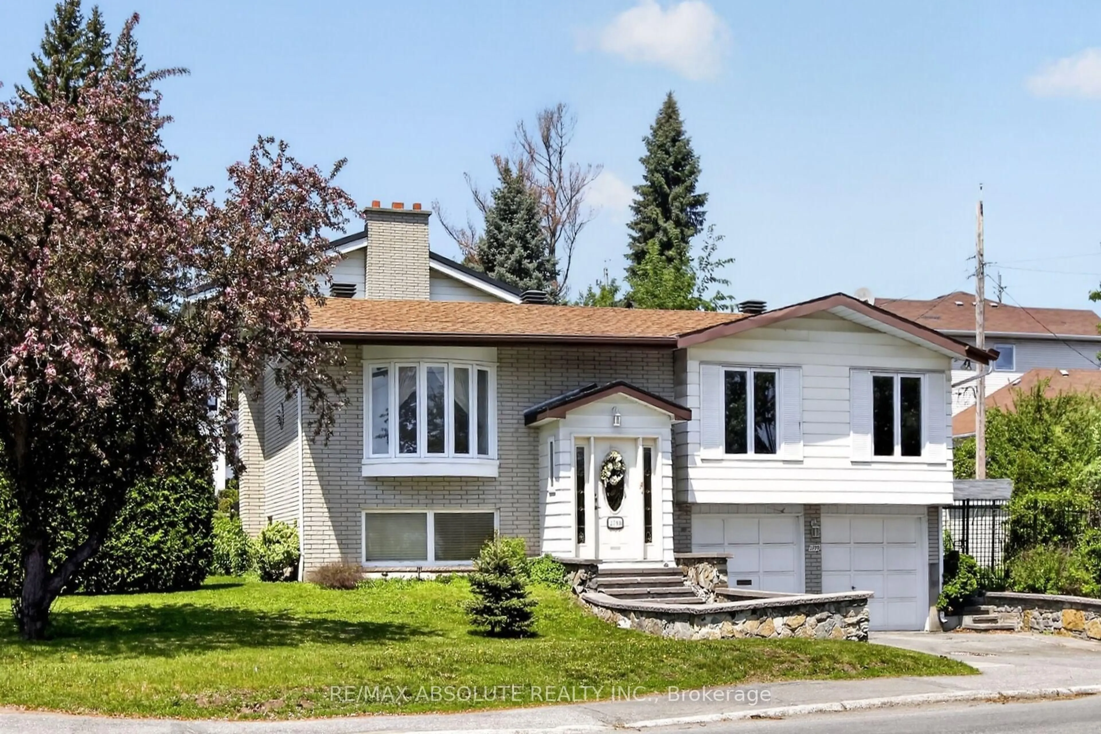 Home with vinyl exterior material, street for 2799 Dumaurier Ave, Ottawa Ontario K2B 7W2