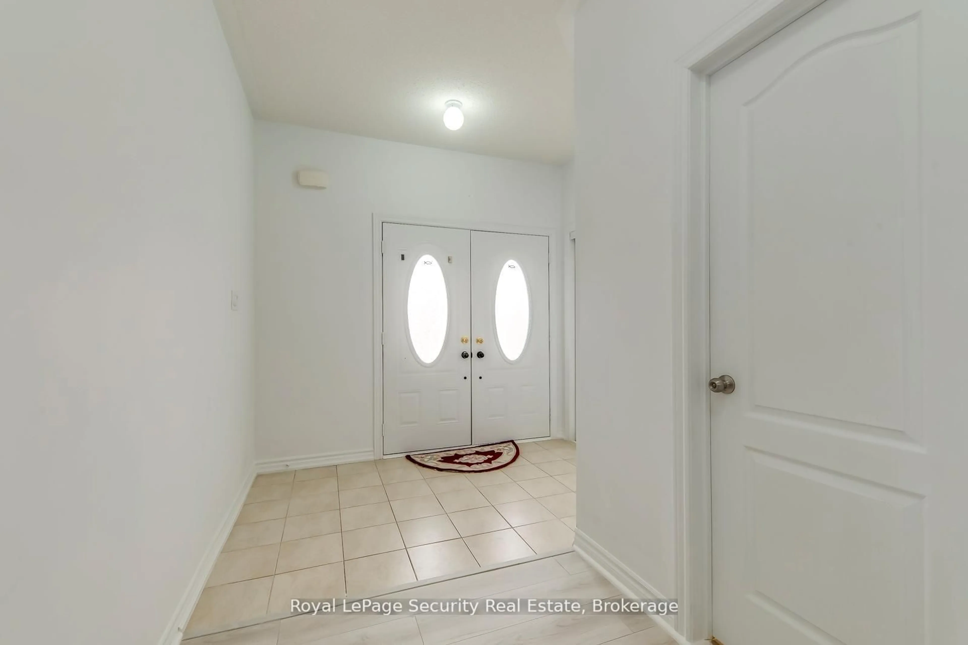 Indoor entryway for 757 Halbert Dr, Shelburne Ontario L0N 1S2
