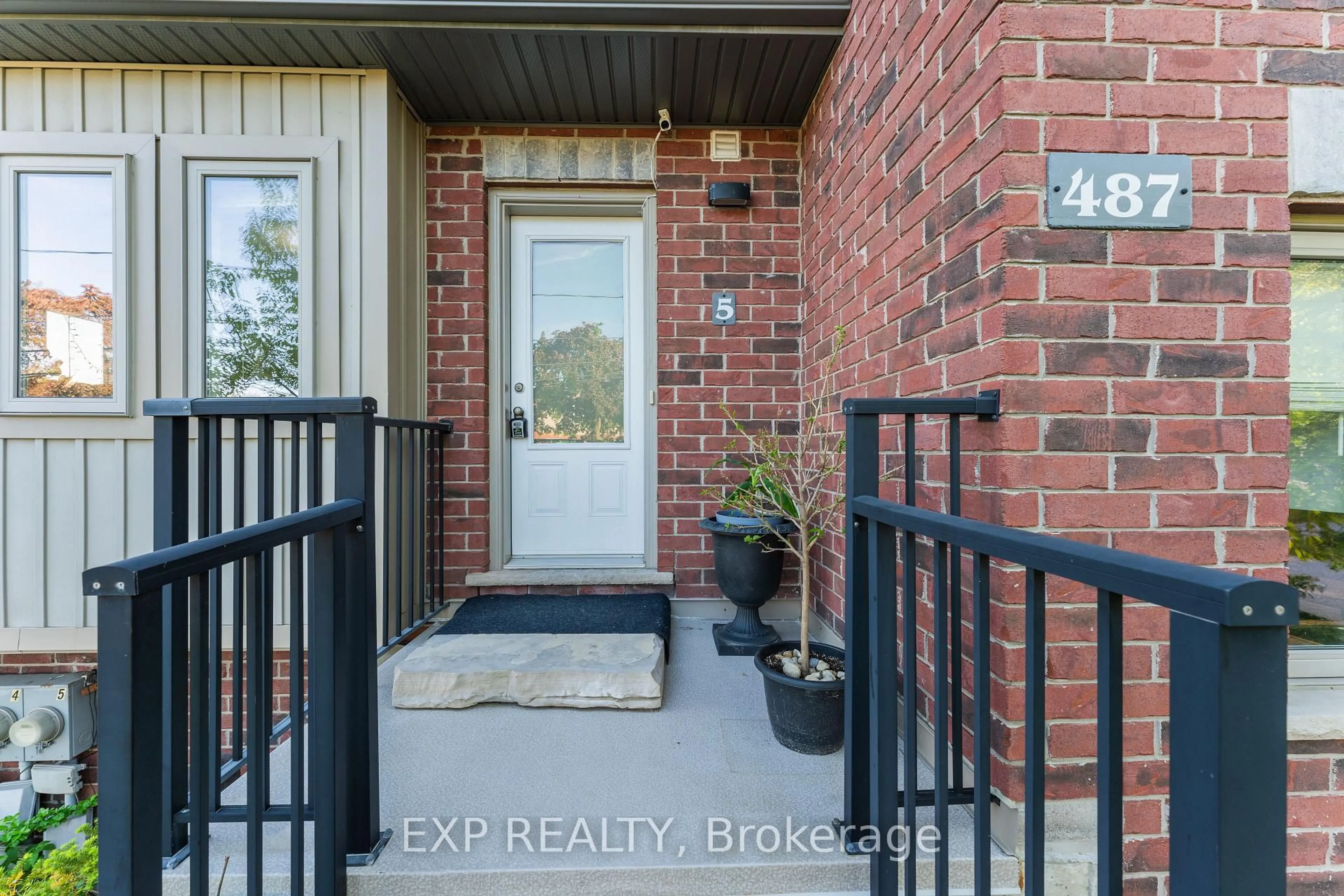 Indoor entryway for 487 EAST Ave #5, Kitchener Ontario N2H 0A8