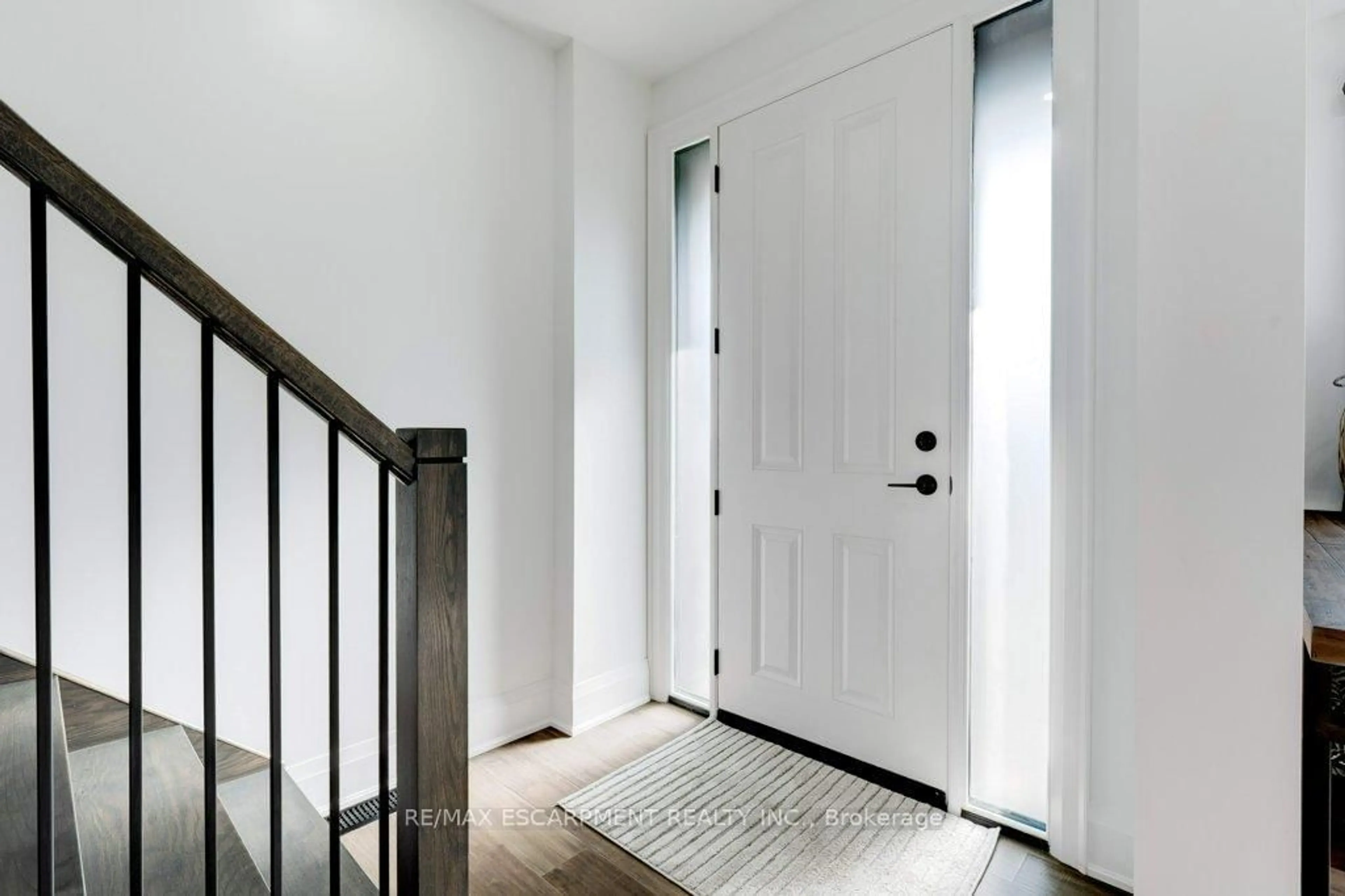 Indoor entryway for 38 East 16th St, Hamilton Ontario L9A 4H9
