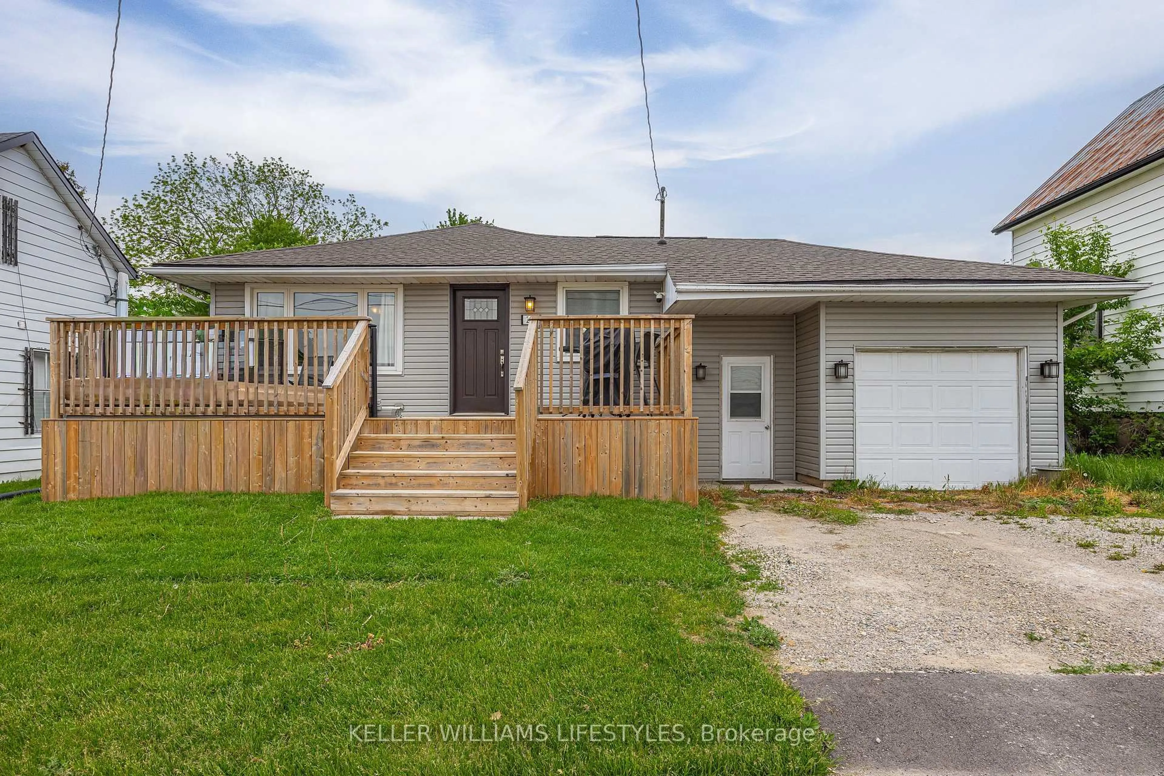 A pic from outside/outdoor area/front of a property/back of a property/a pic from drone, street for 258 Upper Queen St, Thames Centre Ontario N0M 2P0