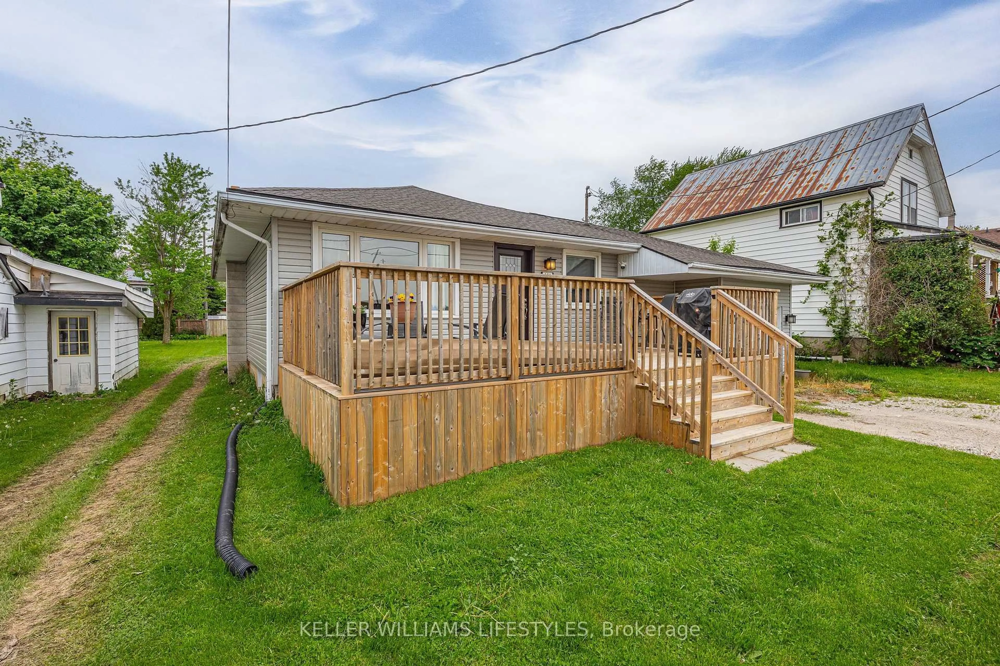 A pic from outside/outdoor area/front of a property/back of a property/a pic from drone, unknown for 258 Upper Queen St, Thames Centre Ontario N0M 2P0