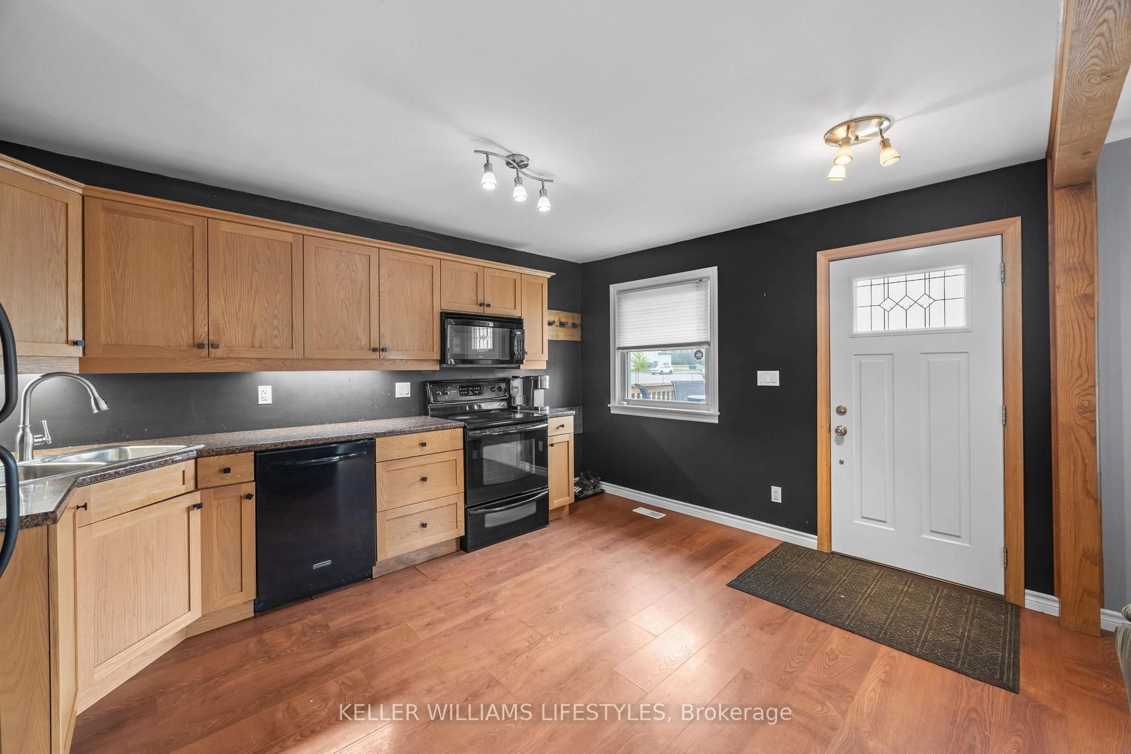 Open concept kitchen, unknown for 258 Upper Queen St, Thames Centre Ontario N0M 2P0