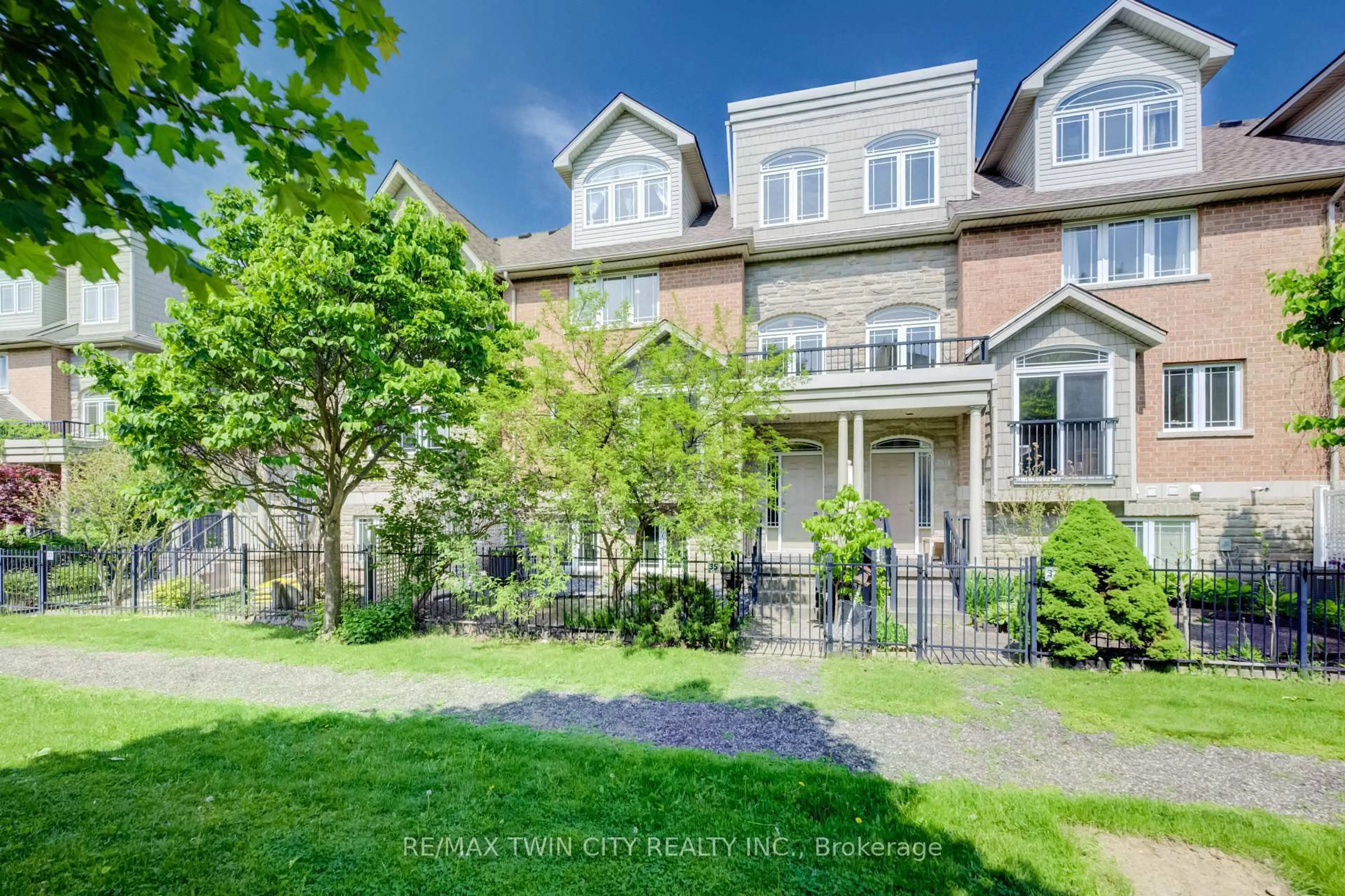 A pic from outside/outdoor area/front of a property/back of a property/a pic from drone, street for 35 Grosvenor Lane, Cambridge Ontario N1R 8N2