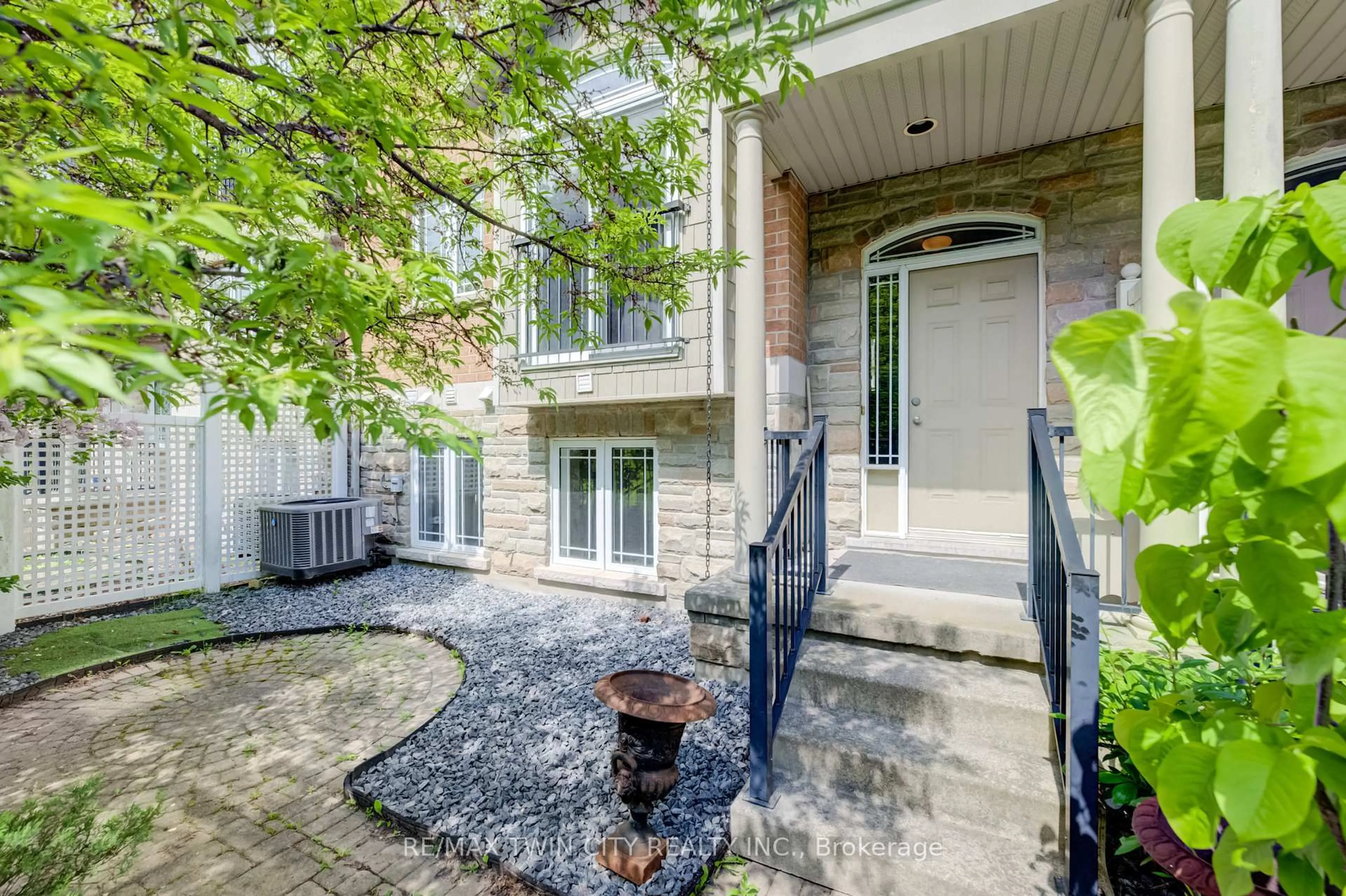 Unknown for 35 Grosvenor Lane, Cambridge Ontario N1R 8N2